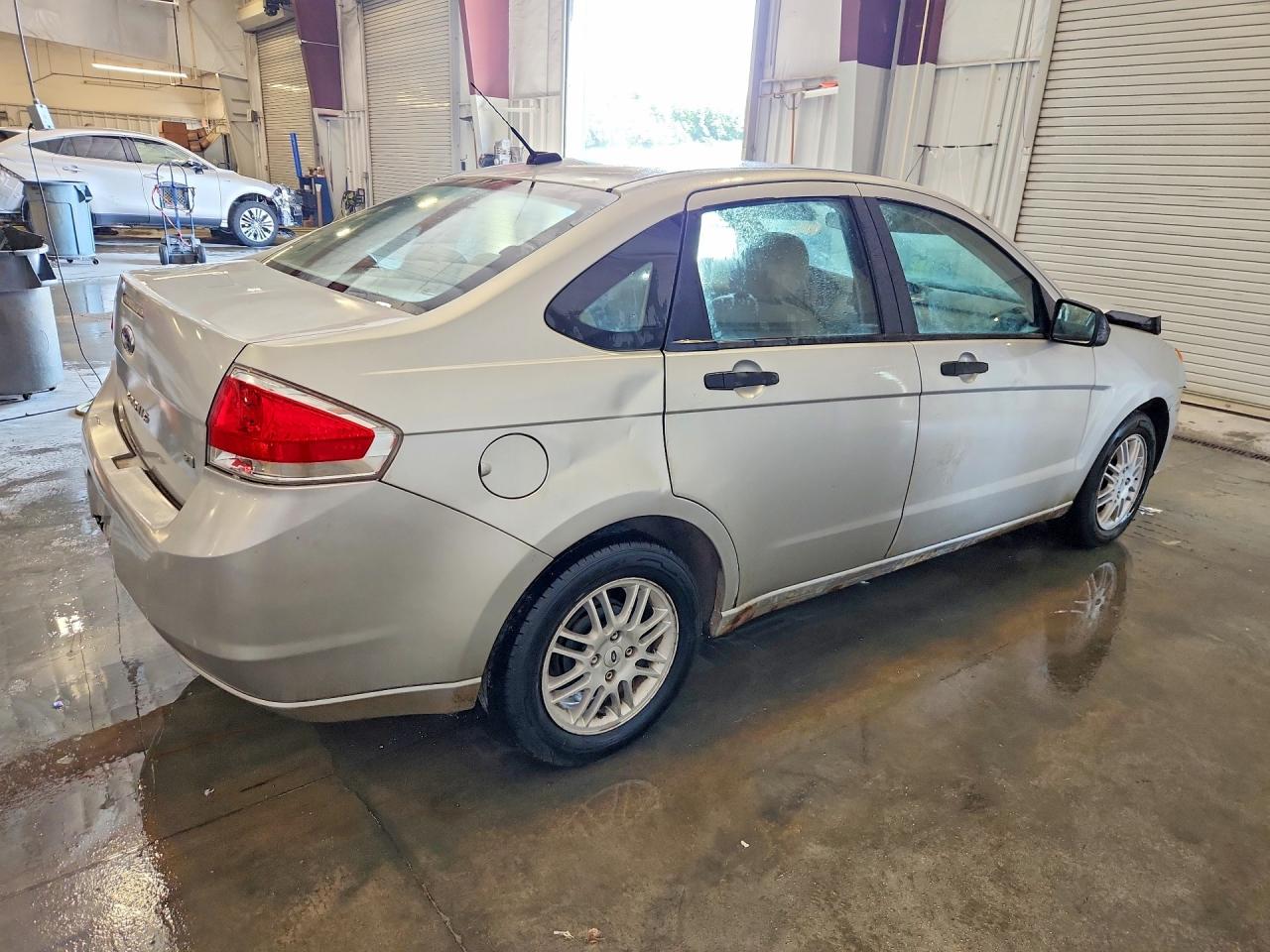 2010 Ford Focus Se Silver vin: 1FAHP3FNXAW291825