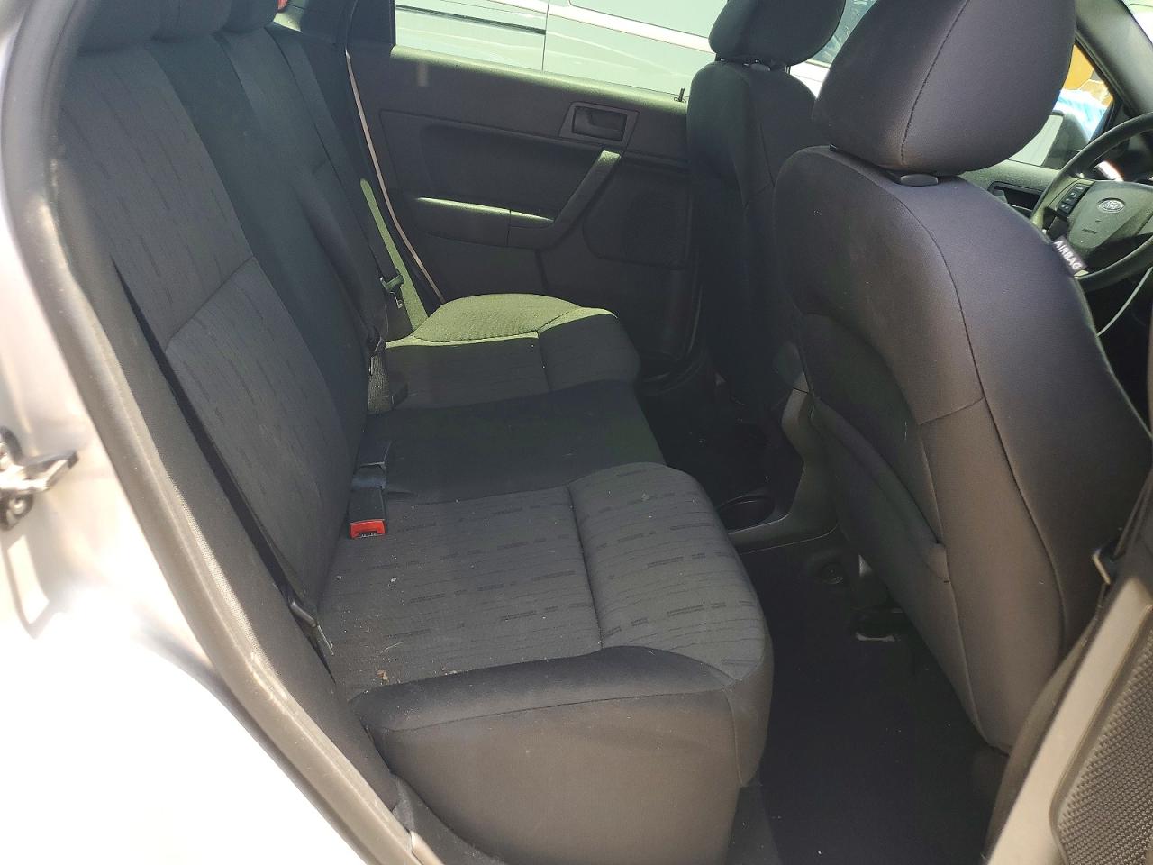 2011 Ford Focus Se Silver vin: 1FAHP3FNXBW120123