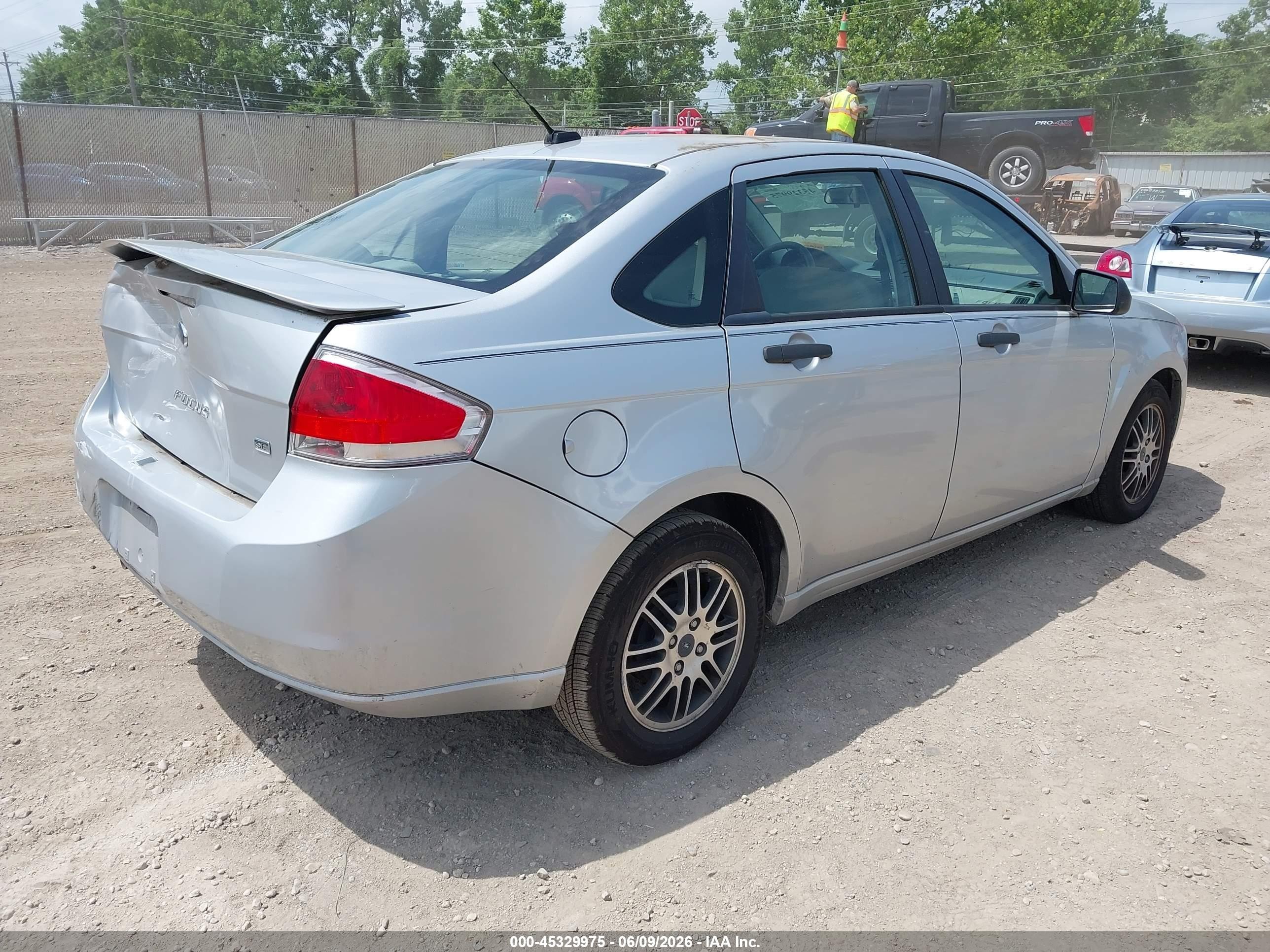 2011 Ford Focus Se Silver vin: 1FAHP3FNXBW195193