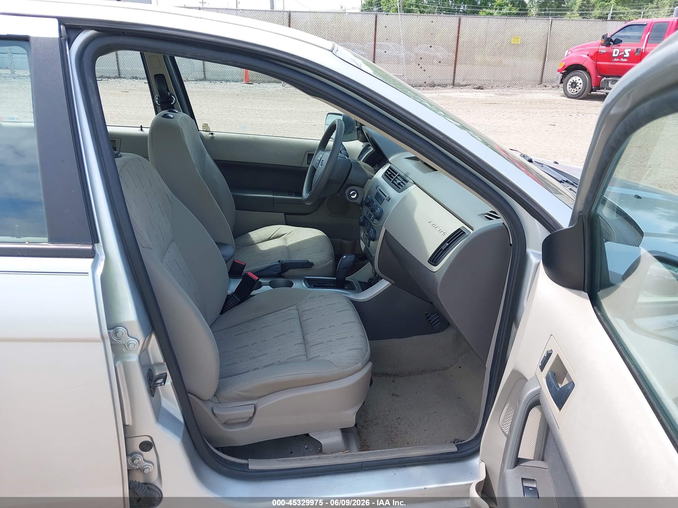 2011 Ford Focus Se Silver vin: 1FAHP3FNXBW195193