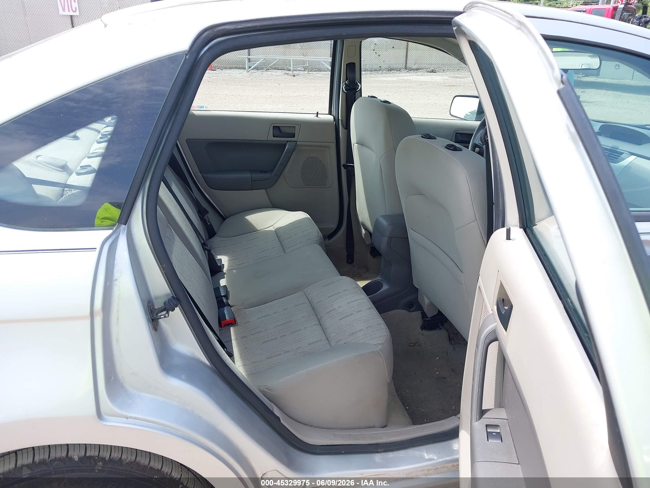 2011 Ford Focus Se Silver vin: 1FAHP3FNXBW195193