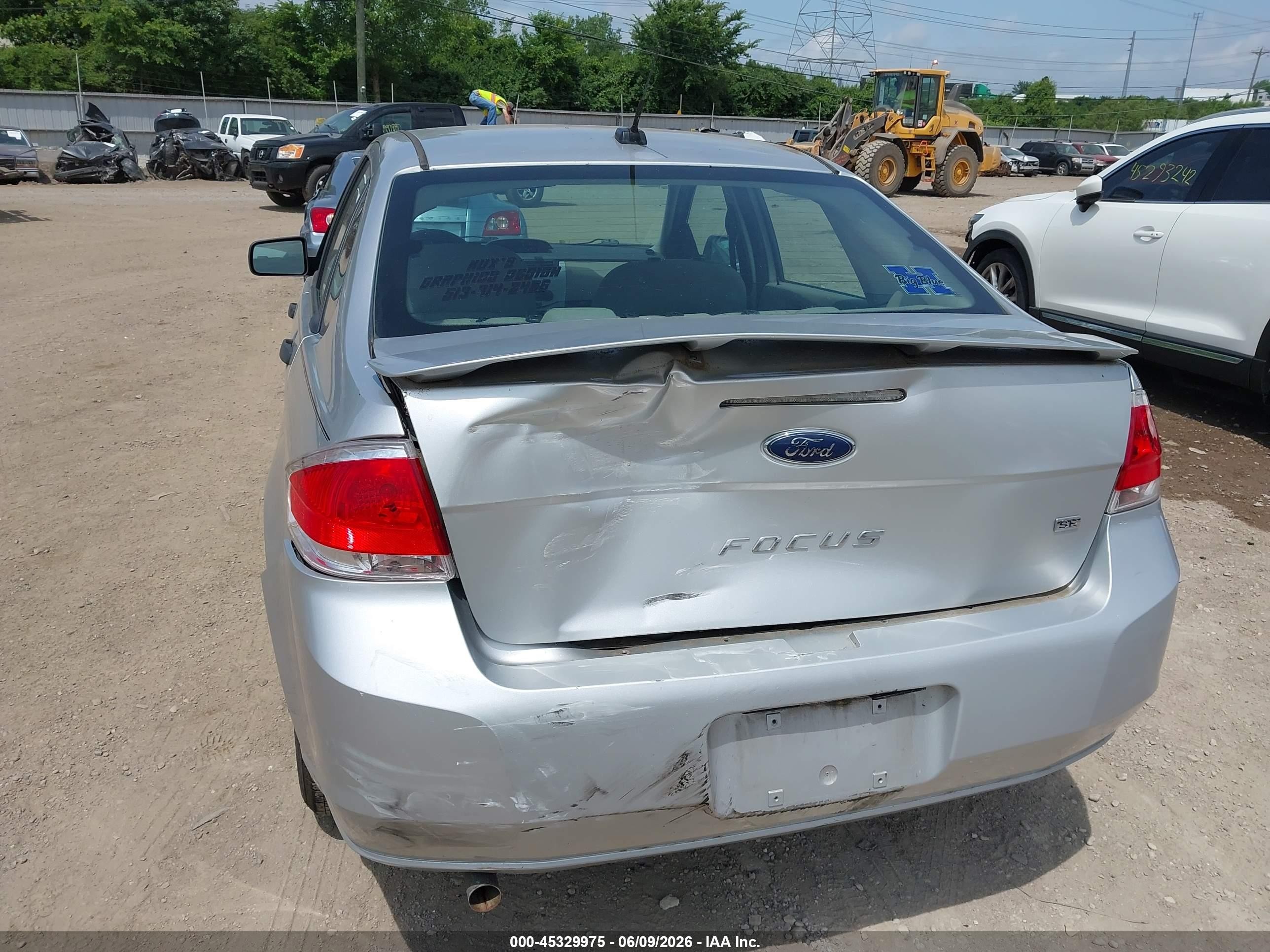 2011 Ford Focus Se Silver vin: 1FAHP3FNXBW195193