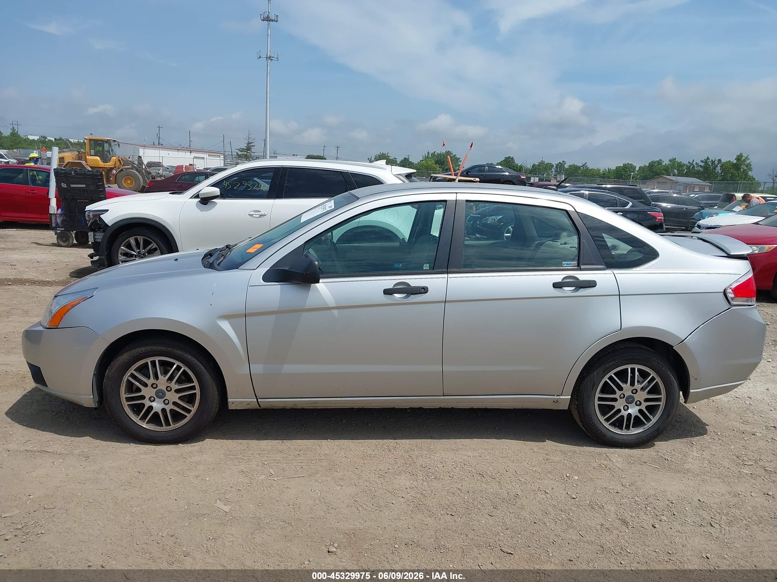 2011 Ford Focus Se Silver vin: 1FAHP3FNXBW195193