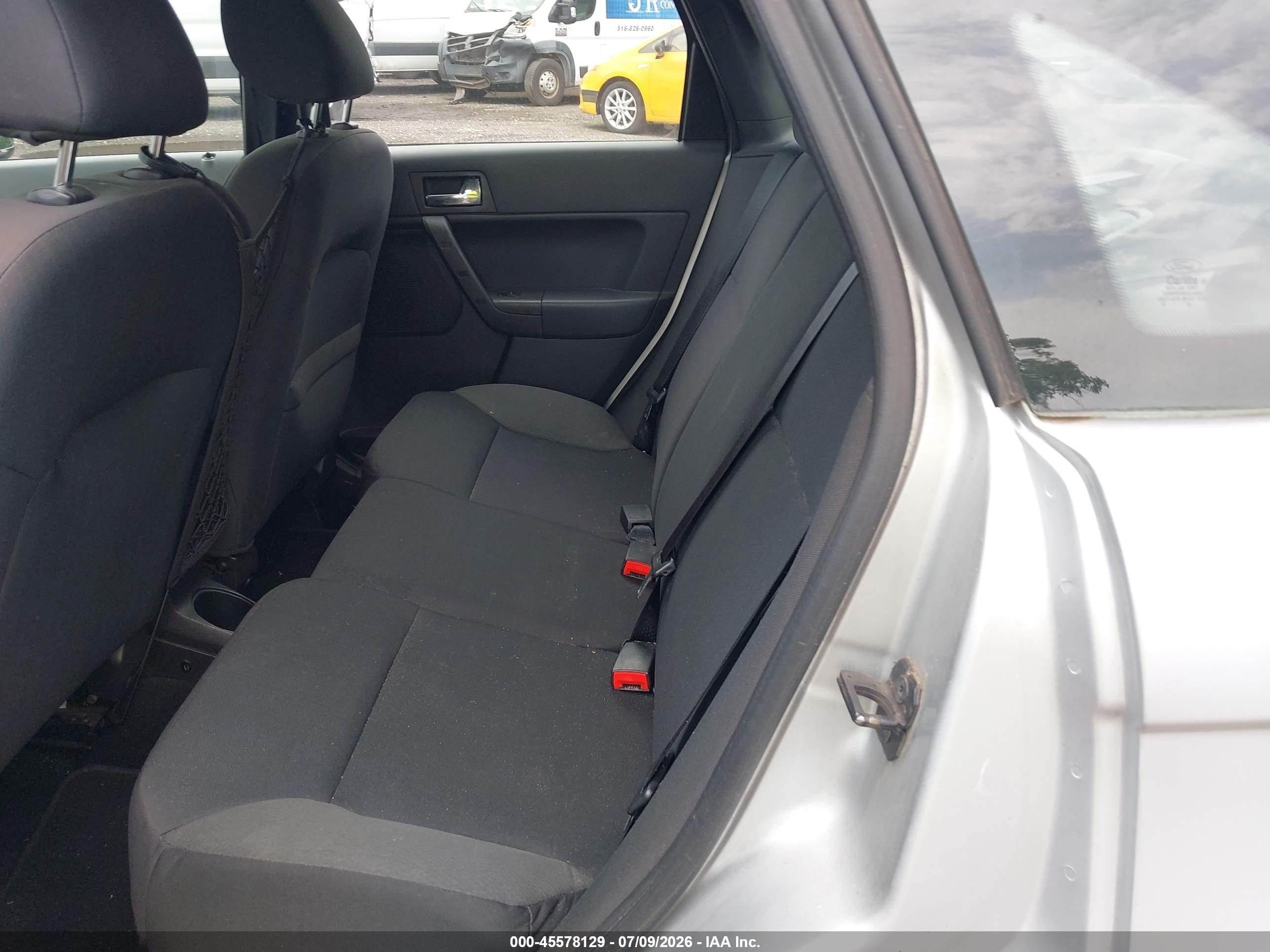 2010 Ford Focus Ses Silver vin: 1FAHP3GN1AW284972