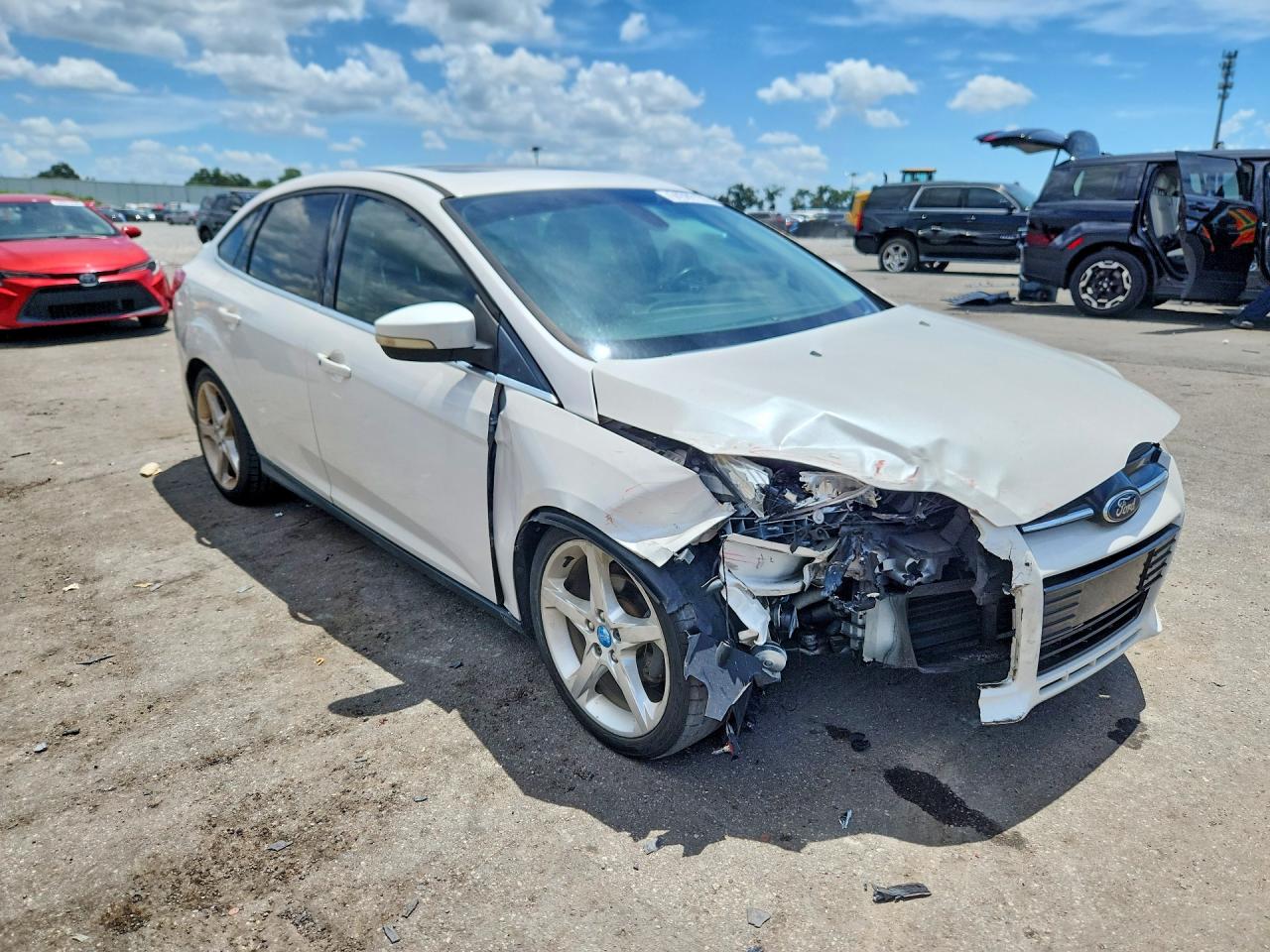 2012 Ford Focus Titanium White vin: 1FAHP3J20CL231912