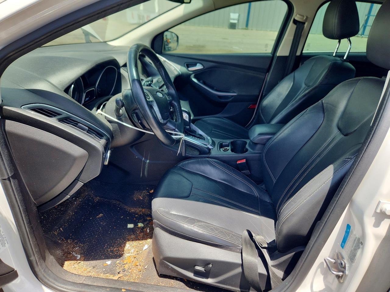 2012 Ford Focus Titanium White vin: 1FAHP3J20CL231912