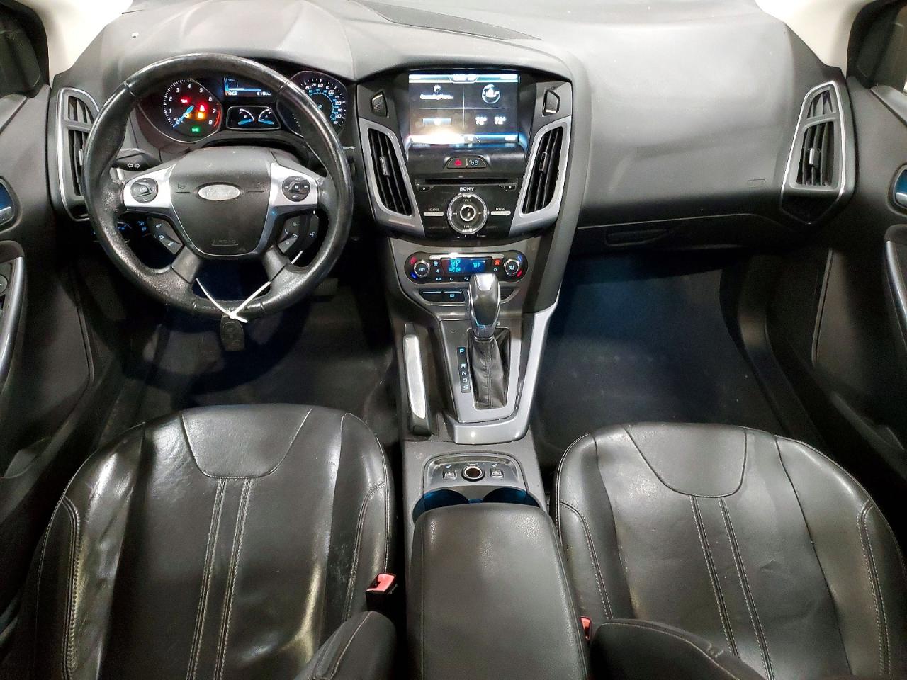2012 Ford Focus Titanium Красный vin: 1FAHP3J21CL145430