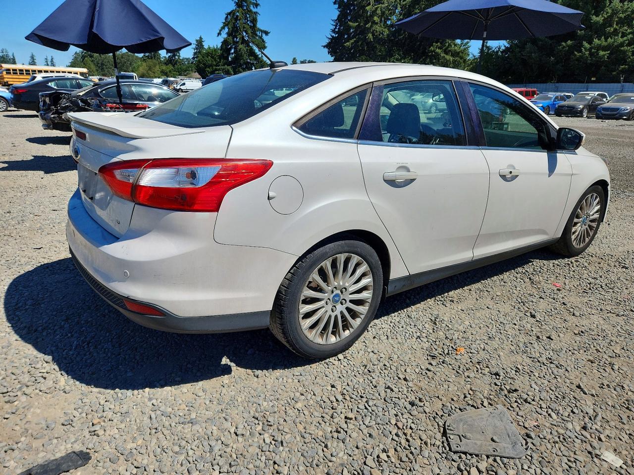 2012 Ford Focus Titanium White vin: 1FAHP3J21CL213595