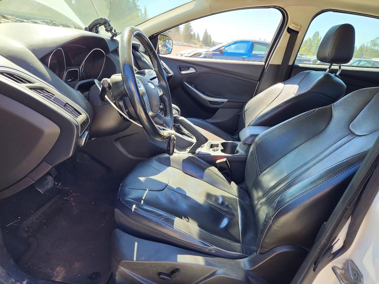 2012 Ford Focus Titanium White vin: 1FAHP3J21CL213595