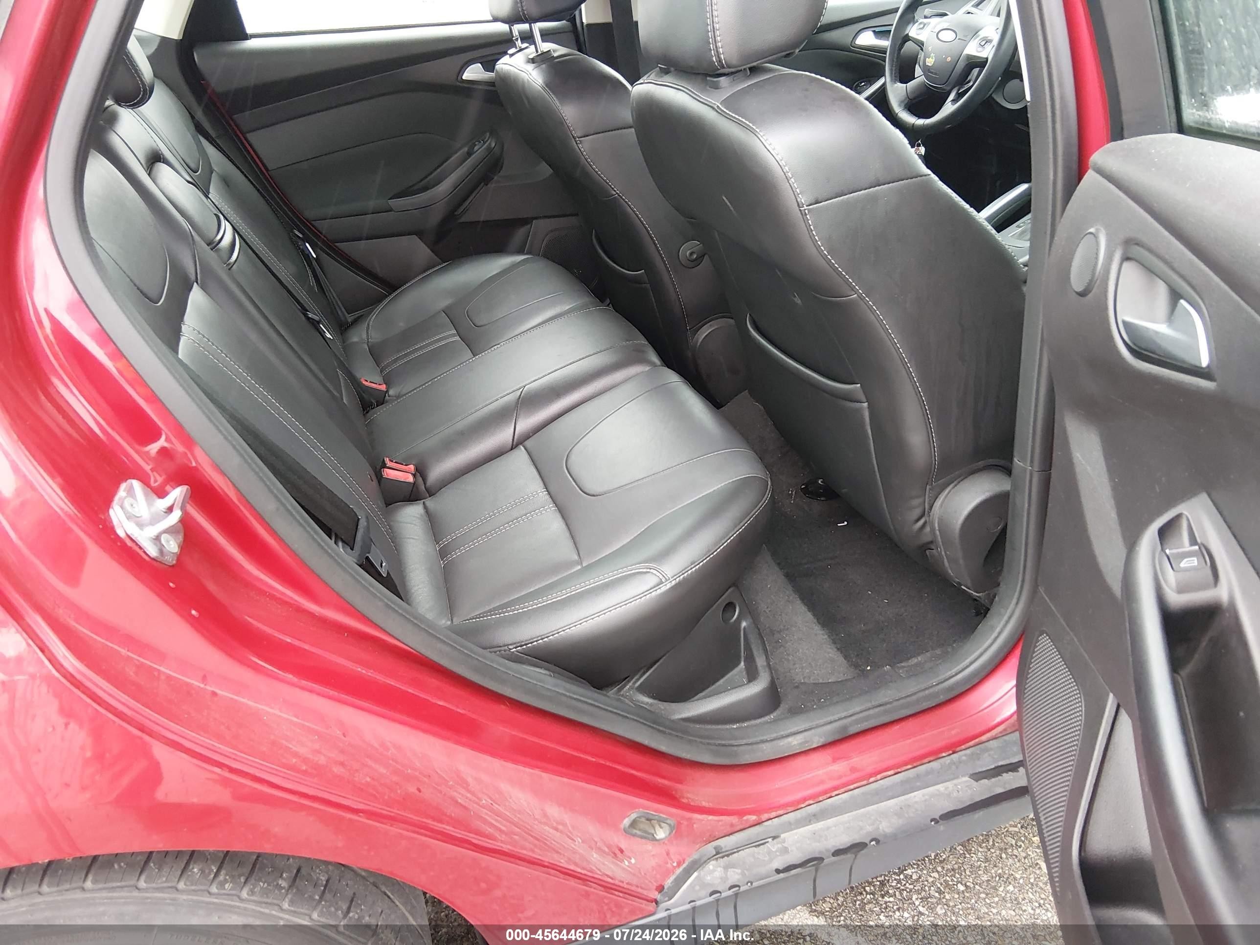 2012 Ford Focus Titanium Красный vin: 1FAHP3J21CL467145