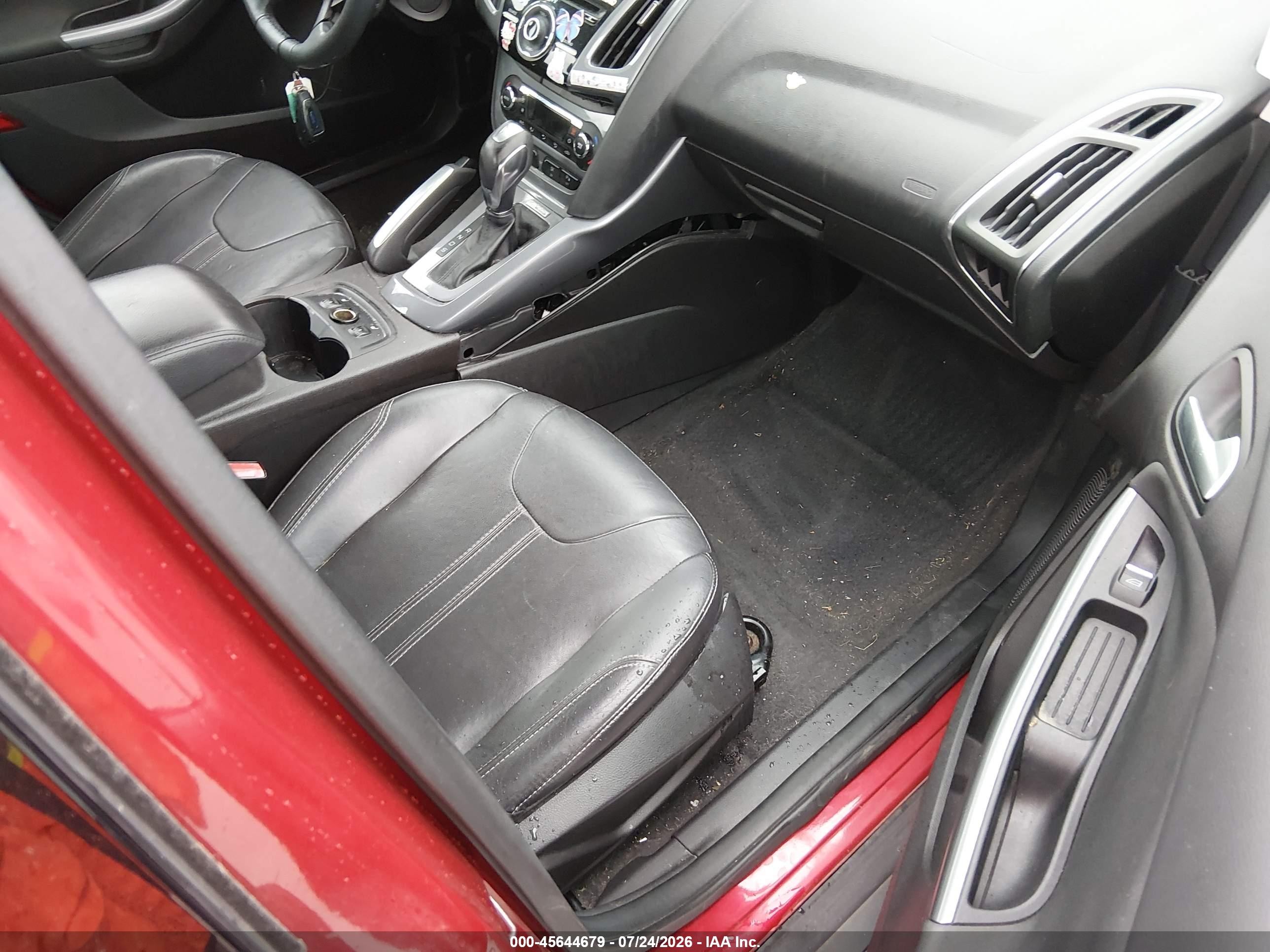 2012 Ford Focus Titanium Красный vin: 1FAHP3J21CL467145