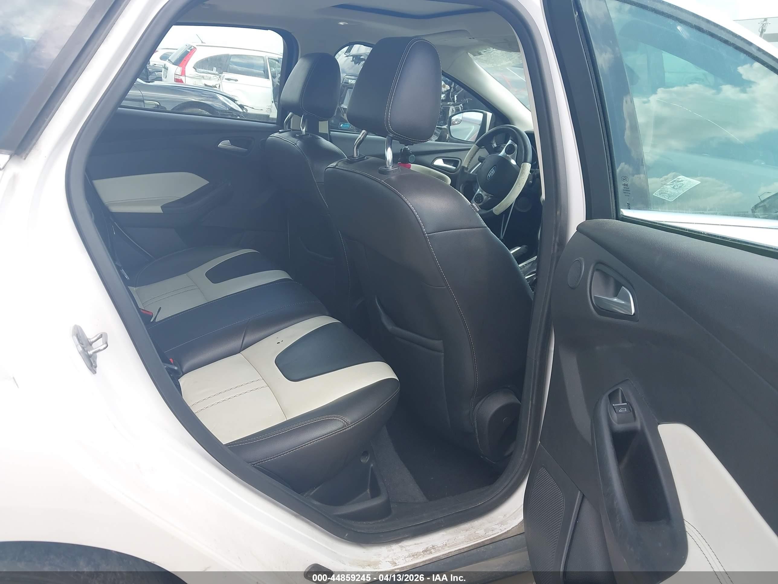2012 Ford Focus Titanium White vin: 1FAHP3J23CL139838