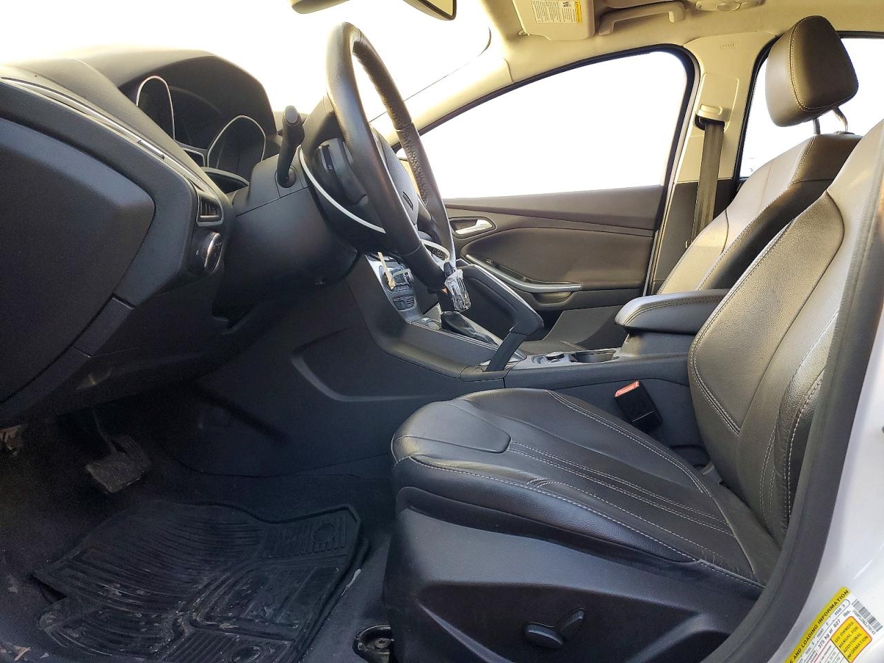 2012 Ford Focus Titanium White vin: 1FAHP3J26CL276143