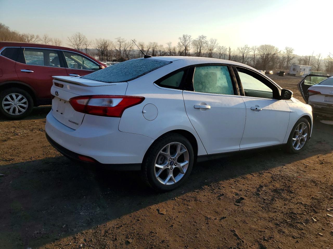 2012 Ford Focus Titanium White vin: 1FAHP3J26CL276143