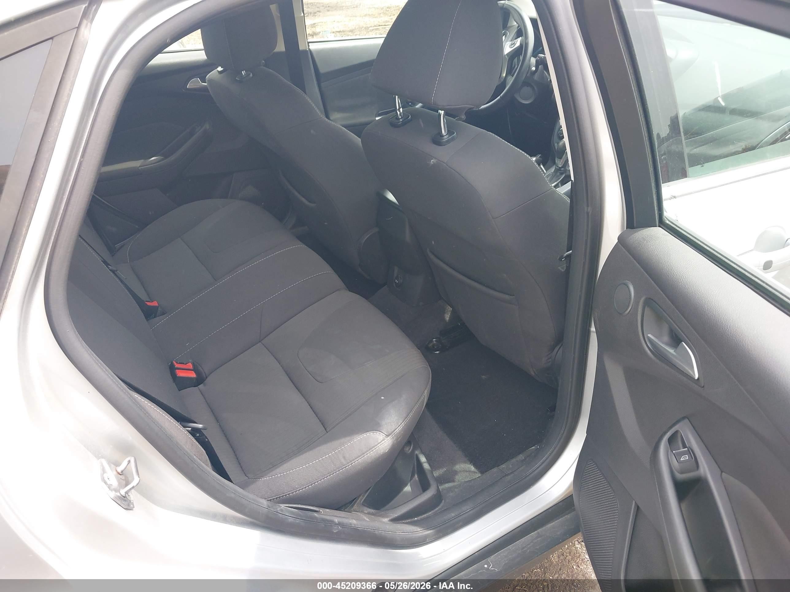 2012 Ford Focus Titanium Silver vin: 1FAHP3J2XCL479763