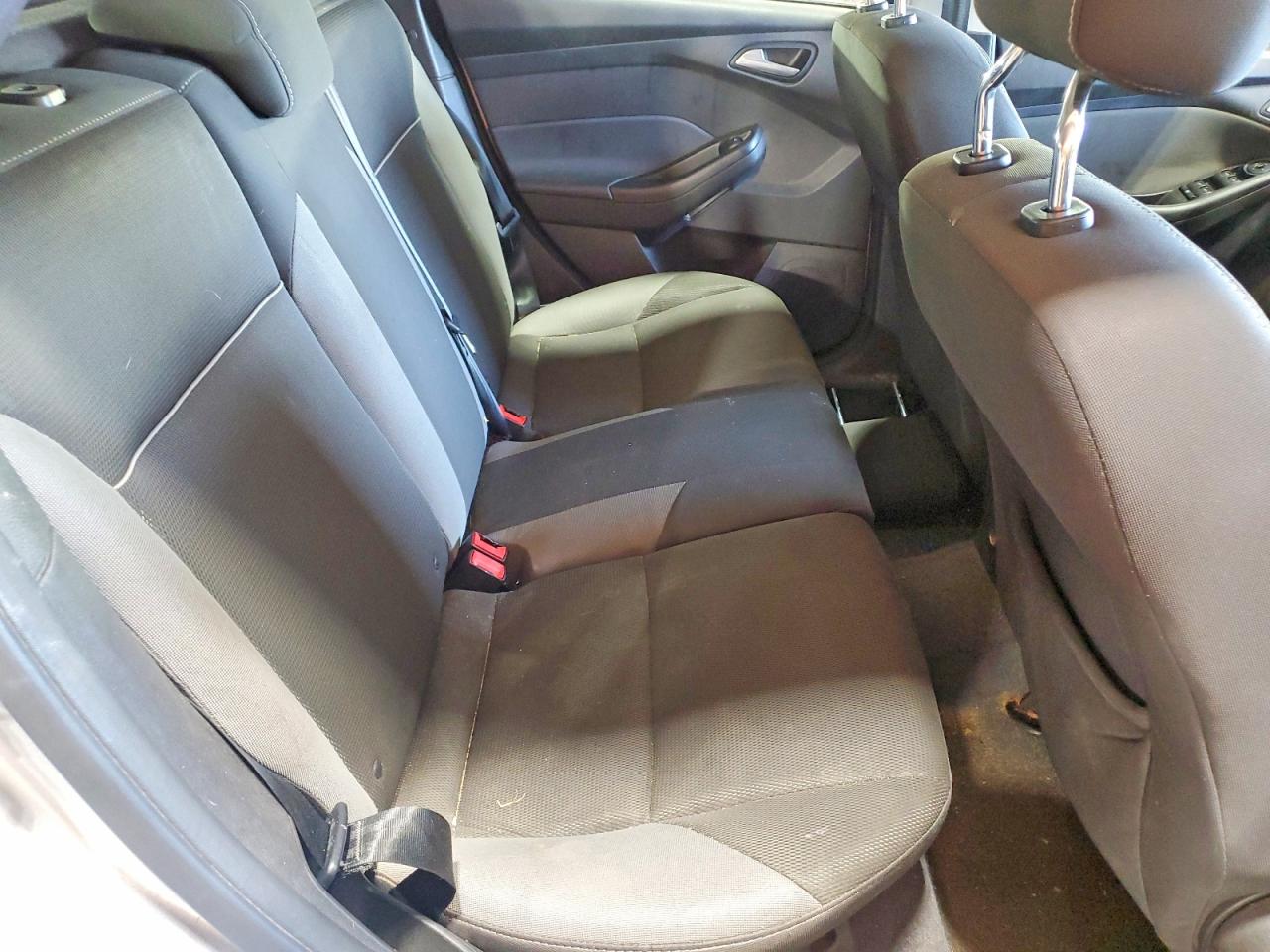 2012 Ford Focus Se Серебряный vin: 1FAHP3K23CL359611