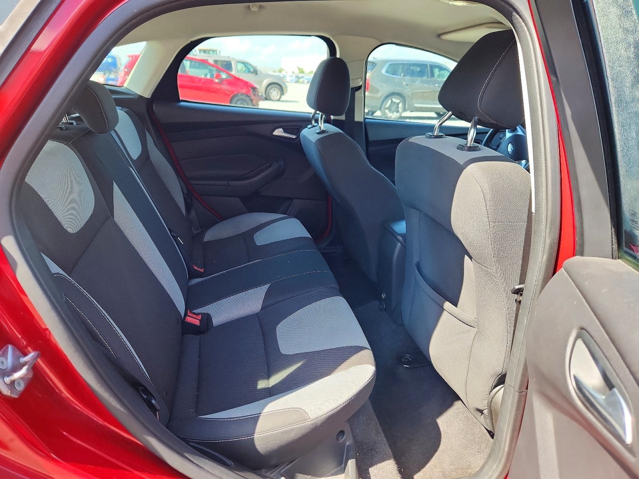 2012 Ford Focus Se Red vin: 1FAHP3K27CL226141