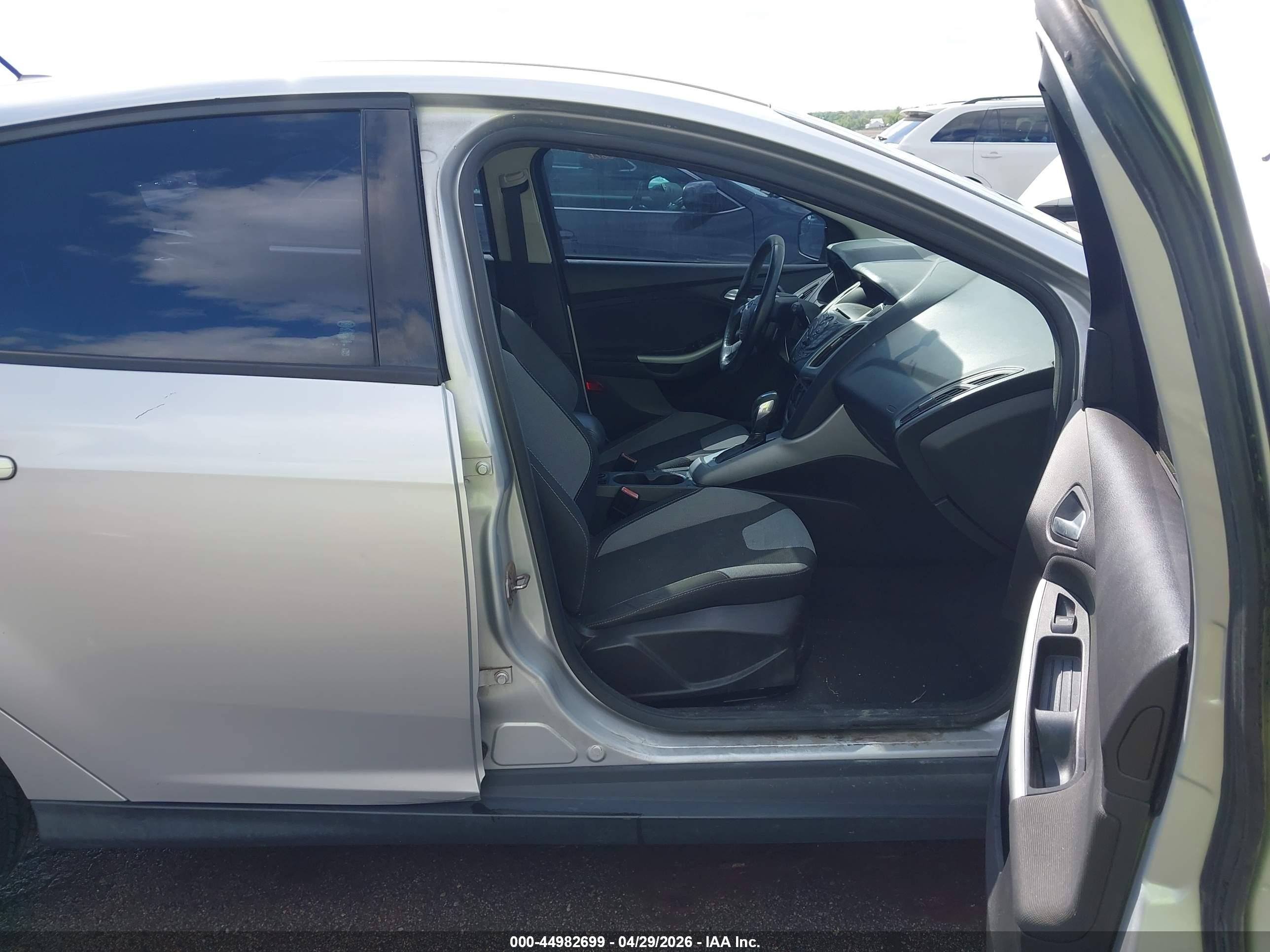 2012 Ford Focus Se Серебряный vin: 1FAHP3K28CL273663