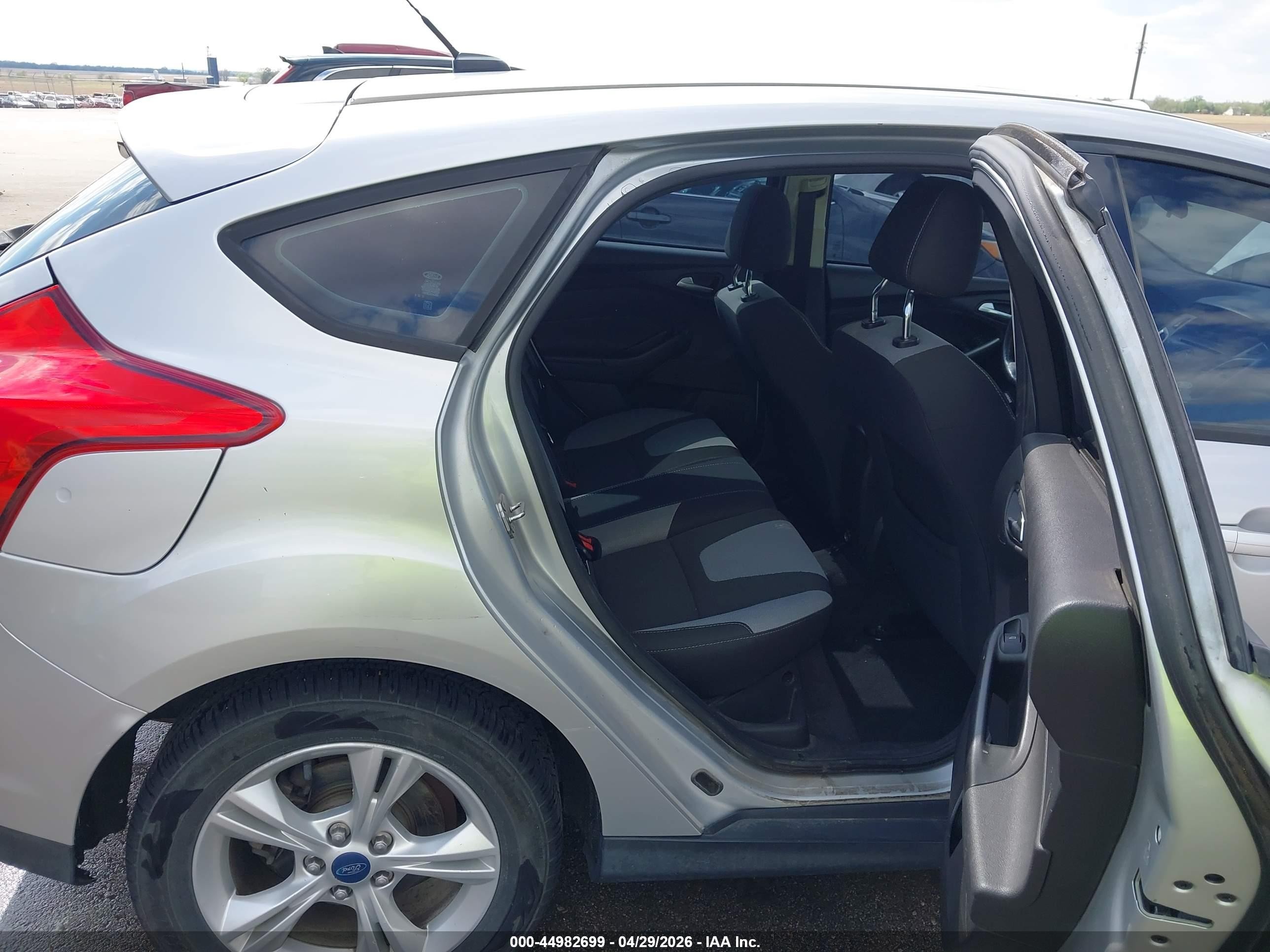2012 Ford Focus Se Серебряный vin: 1FAHP3K28CL273663