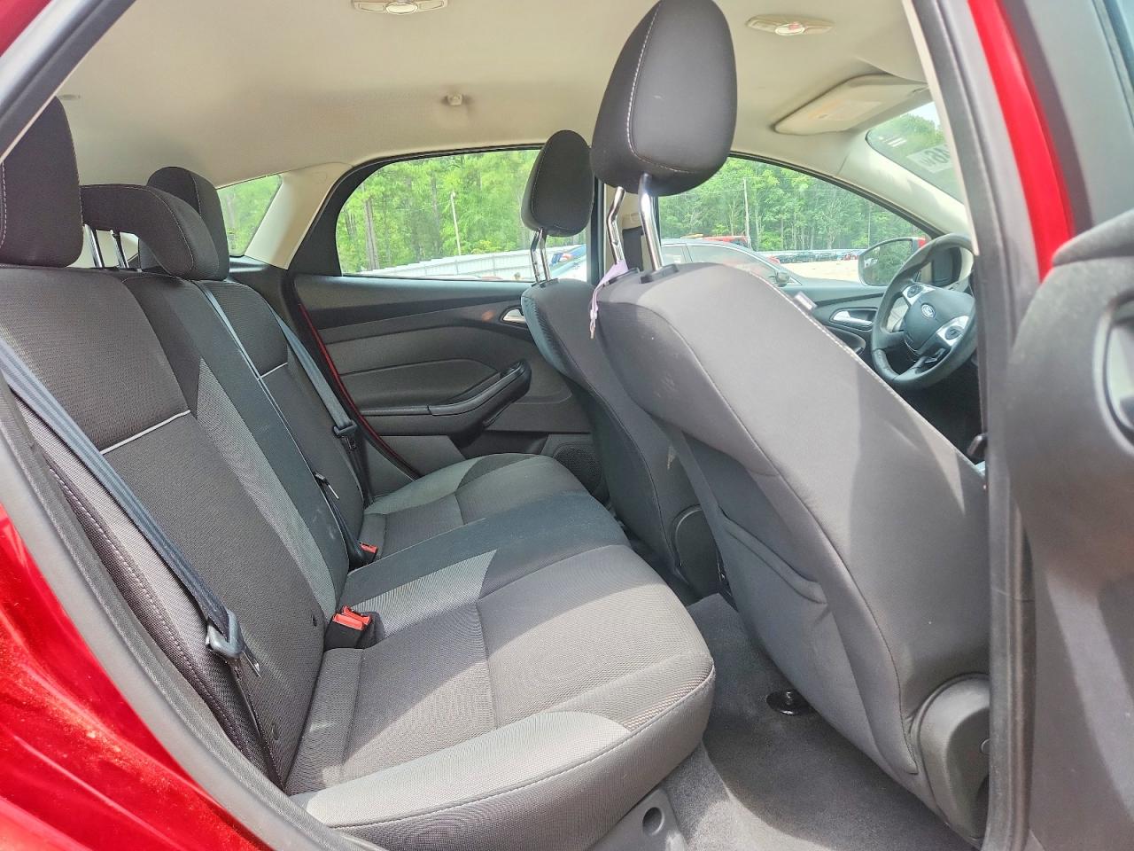 2012 Ford Focus Se Maroon vin: 1FAHP3K2XCL132125