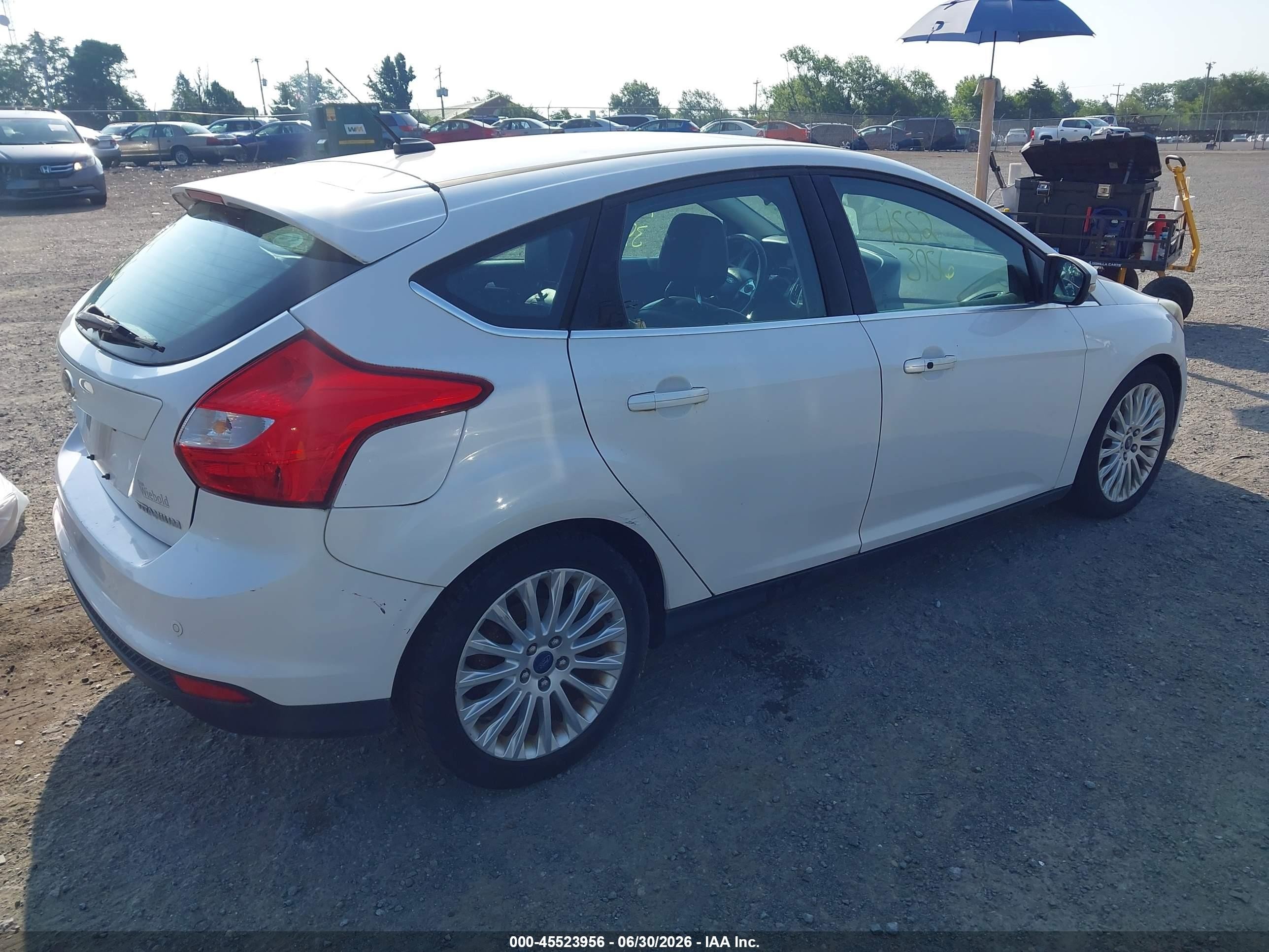 2012 Ford Focus Titanium Белый vin: 1FAHP3N20CL273488