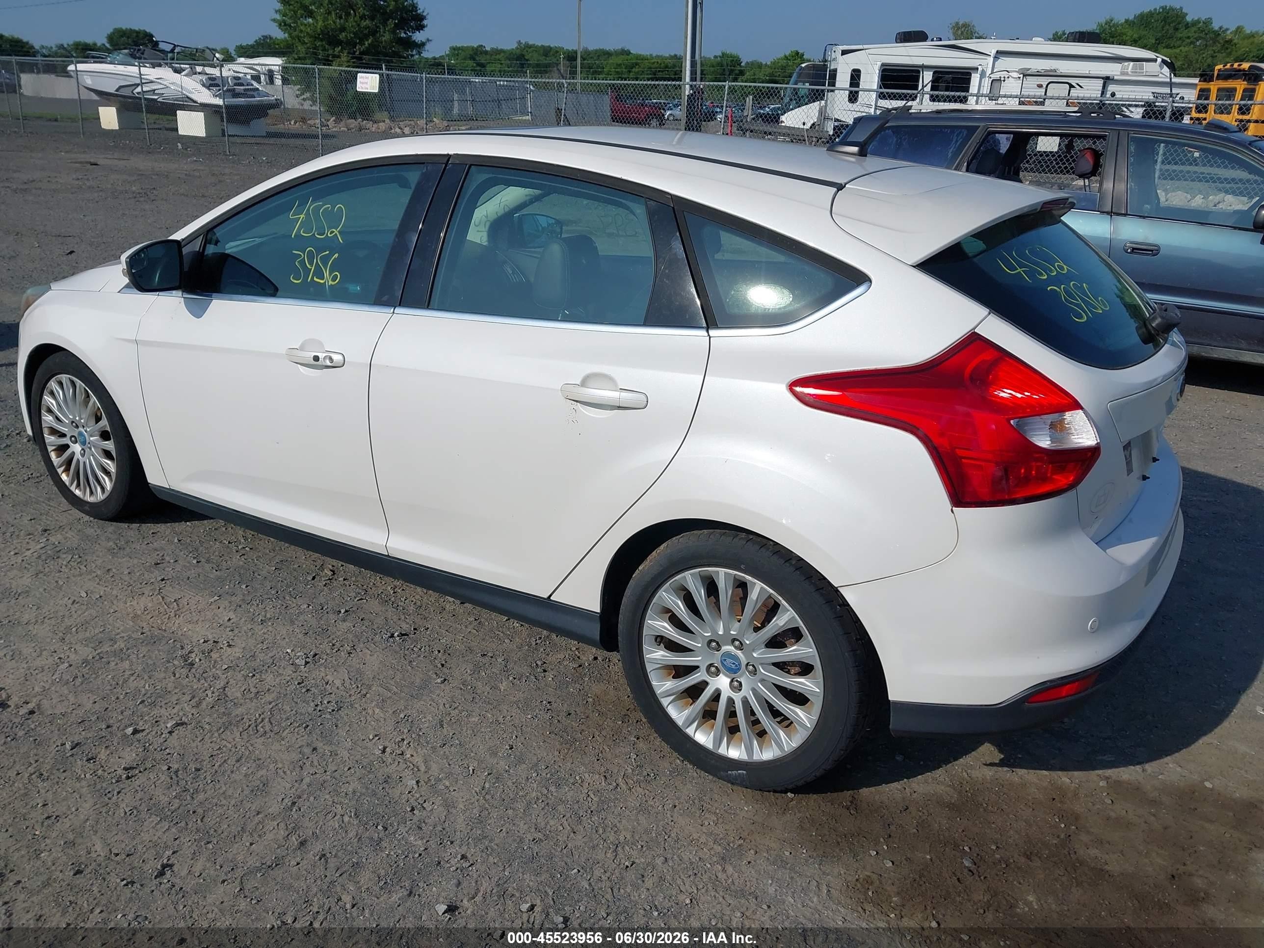 2012 Ford Focus Titanium Белый vin: 1FAHP3N20CL273488