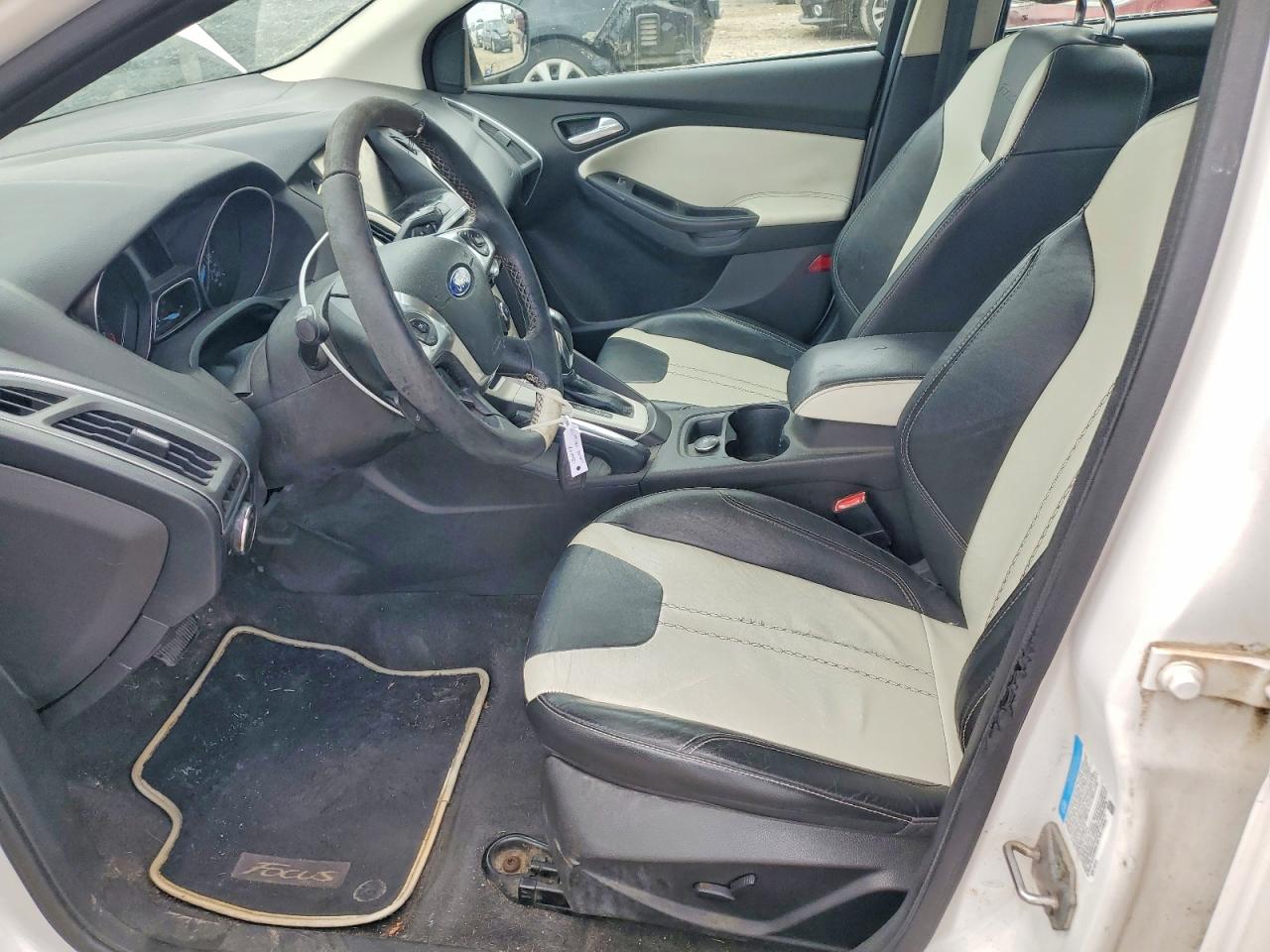 2012 Ford Focus Titanium White vin: 1FAHP3N21CL195058