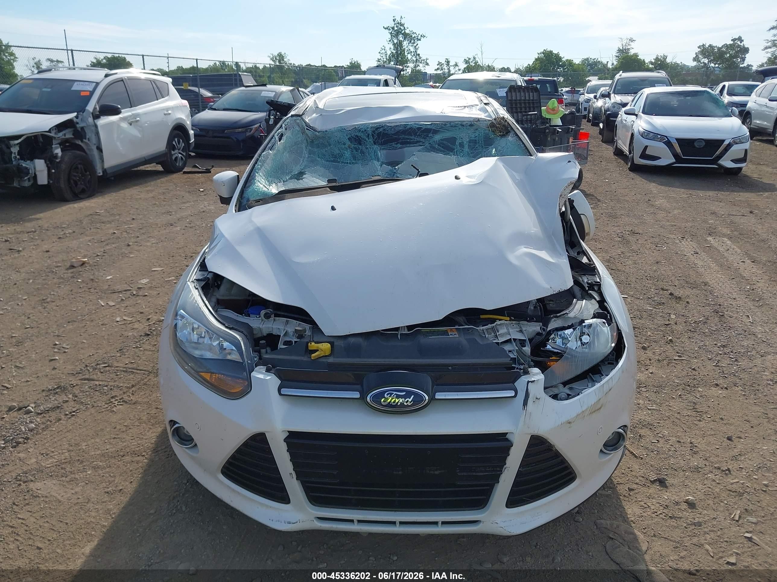 2012 Ford Focus Titanium White vin: 1FAHP3N23CL226620