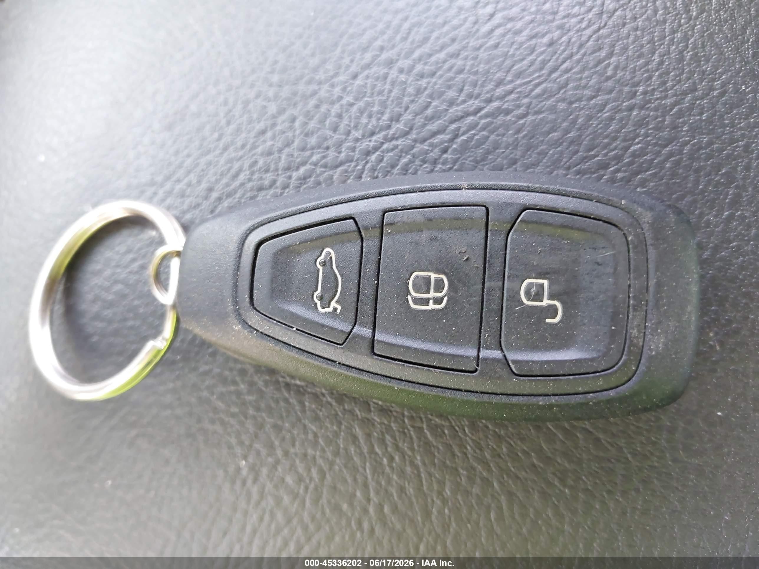 2012 Ford Focus Titanium White vin: 1FAHP3N23CL226620