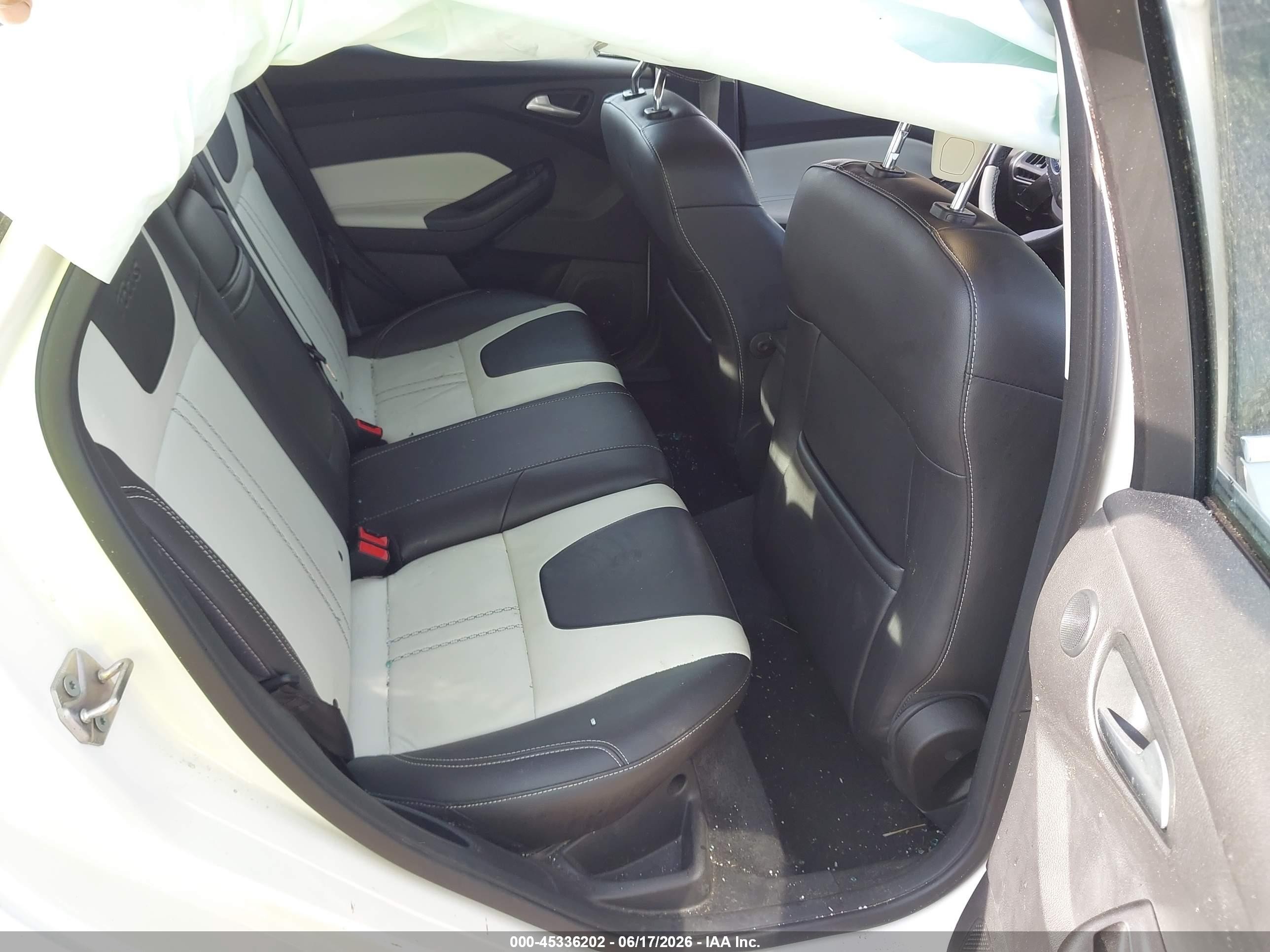 2012 Ford Focus Titanium White vin: 1FAHP3N23CL226620