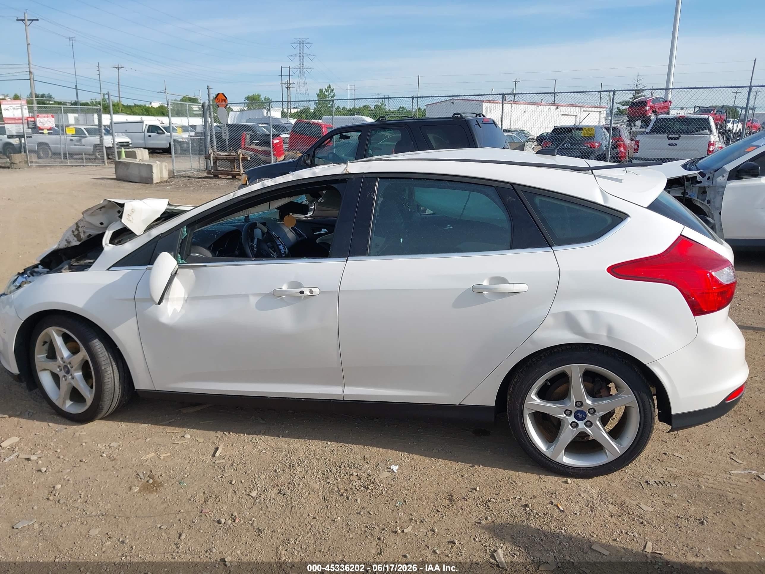 2012 Ford Focus Titanium White vin: 1FAHP3N23CL226620