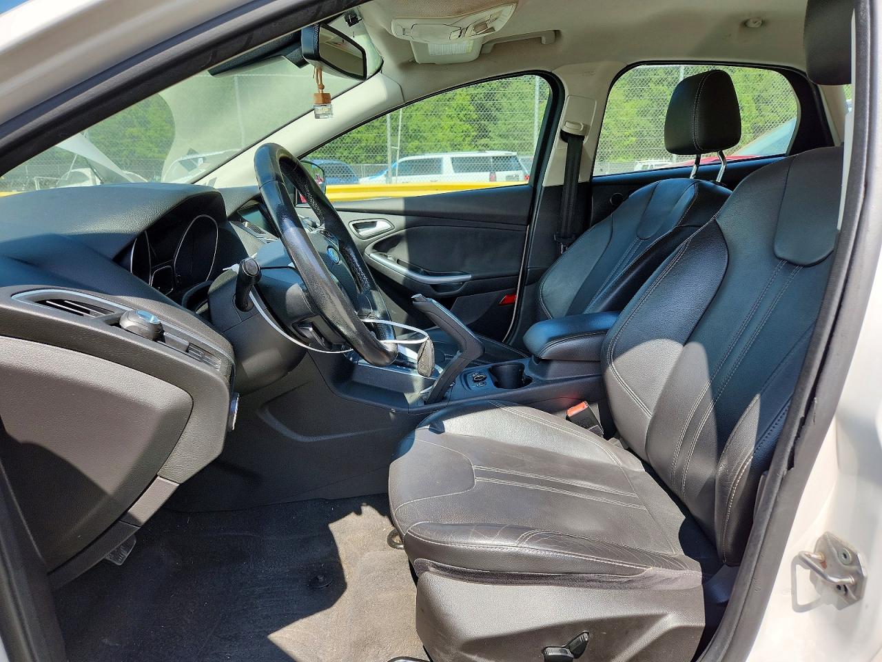 2012 Ford Focus Titanium White vin: 1FAHP3N23CL289300