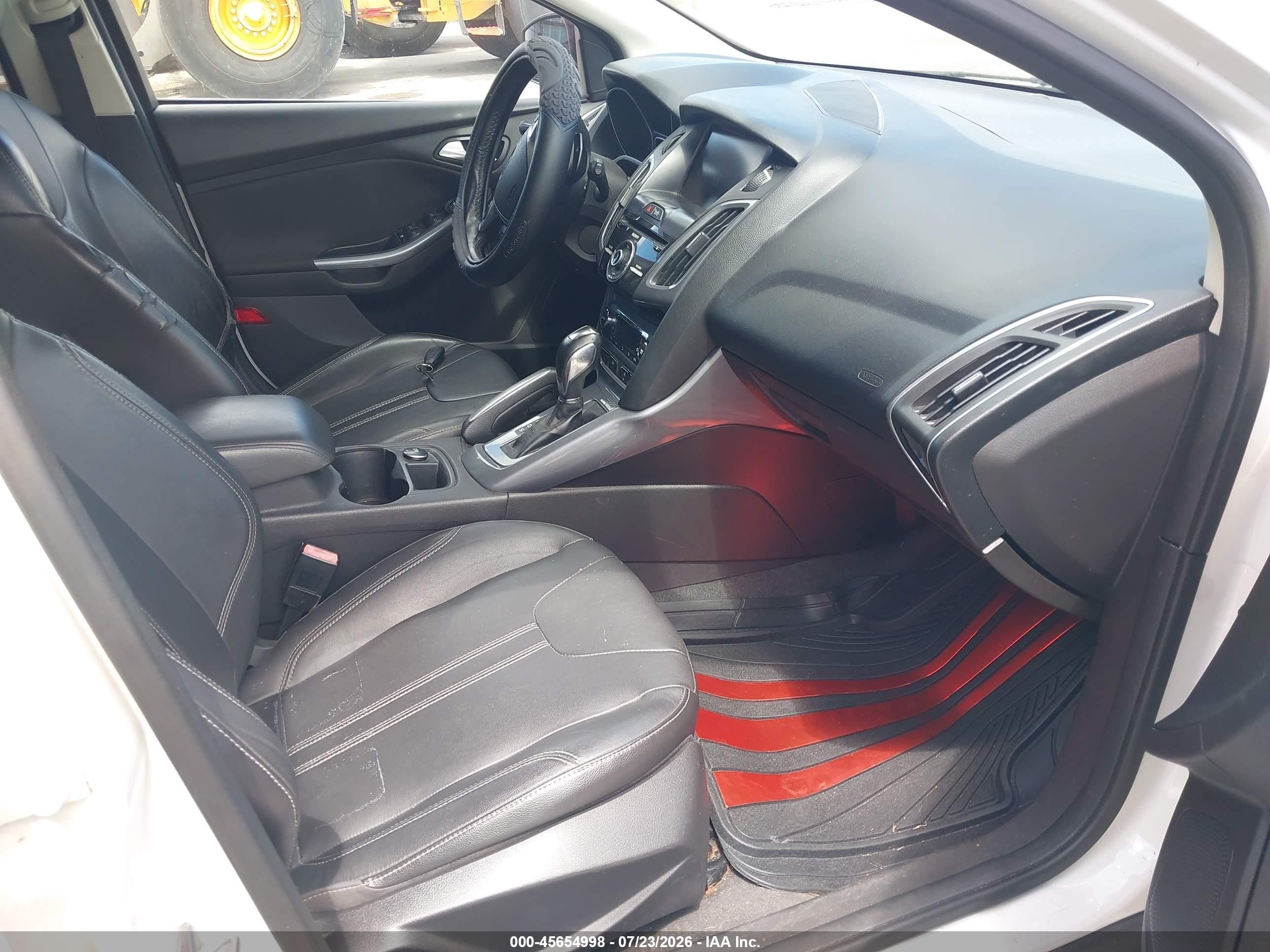 2012 Ford Focus Titanium White vin: 1FAHP3N24CL125957