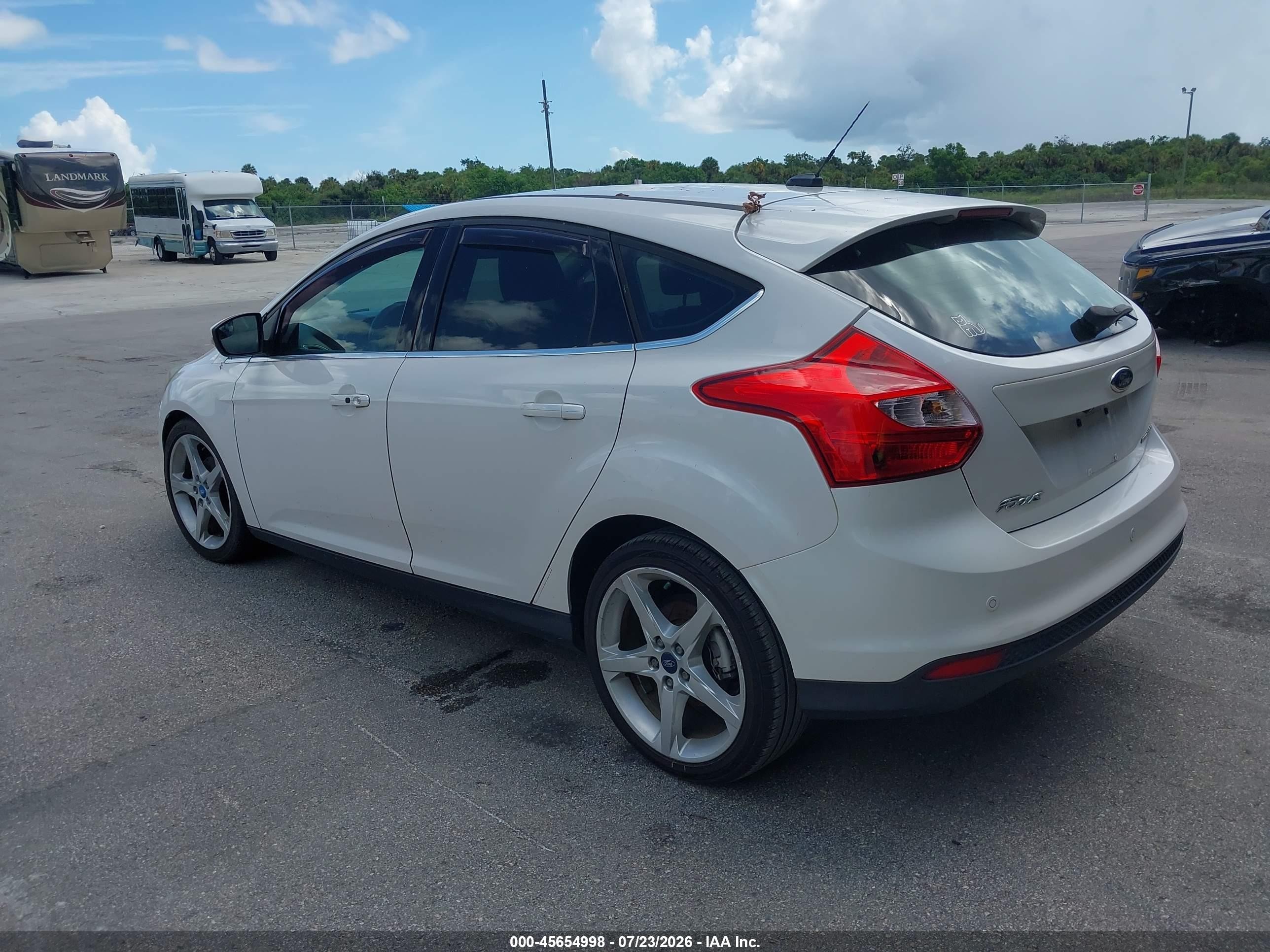 2012 Ford Focus Titanium White vin: 1FAHP3N24CL125957
