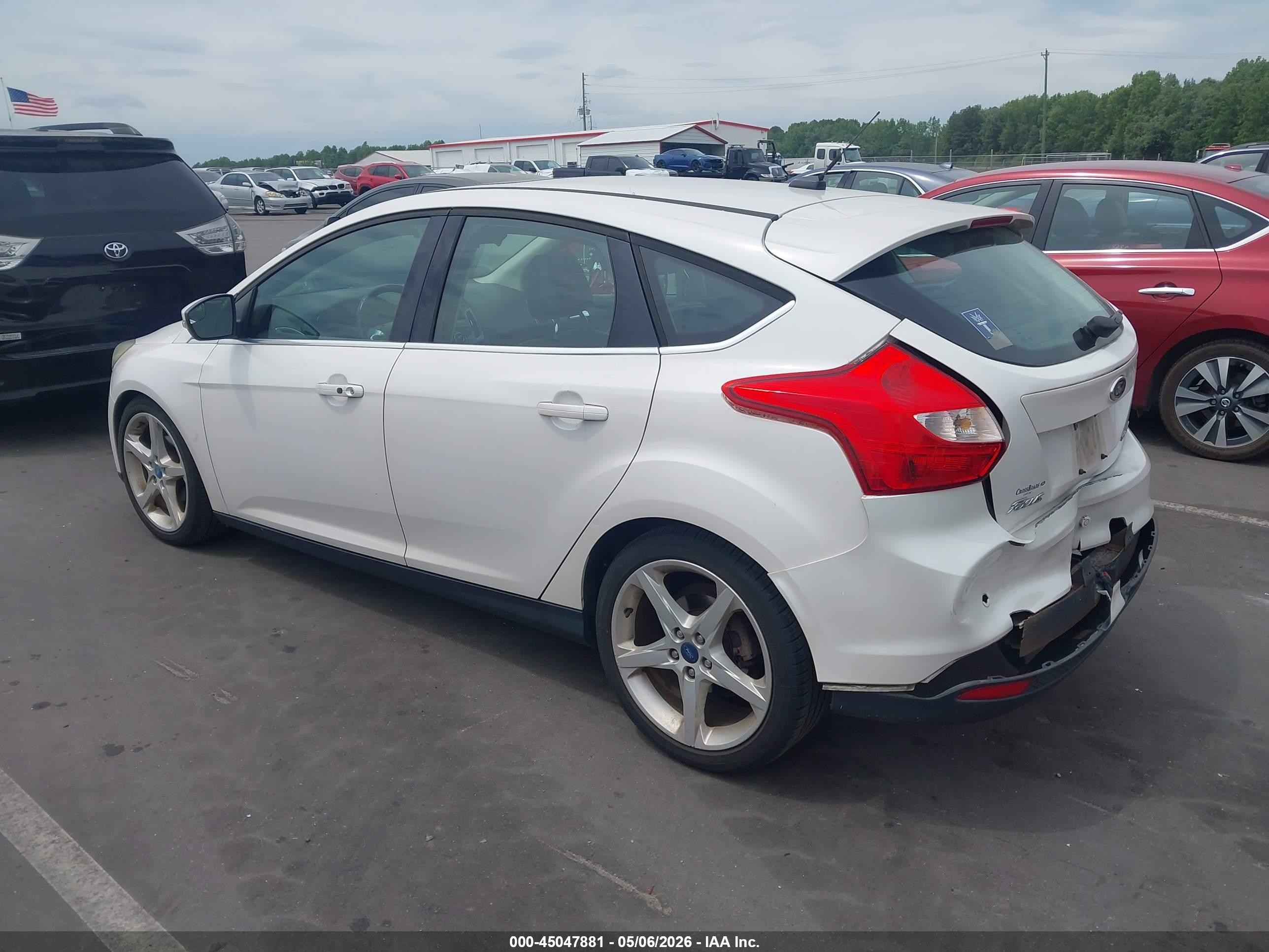2012 Ford Focus Titanium Белый vin: 1FAHP3N24CL193756