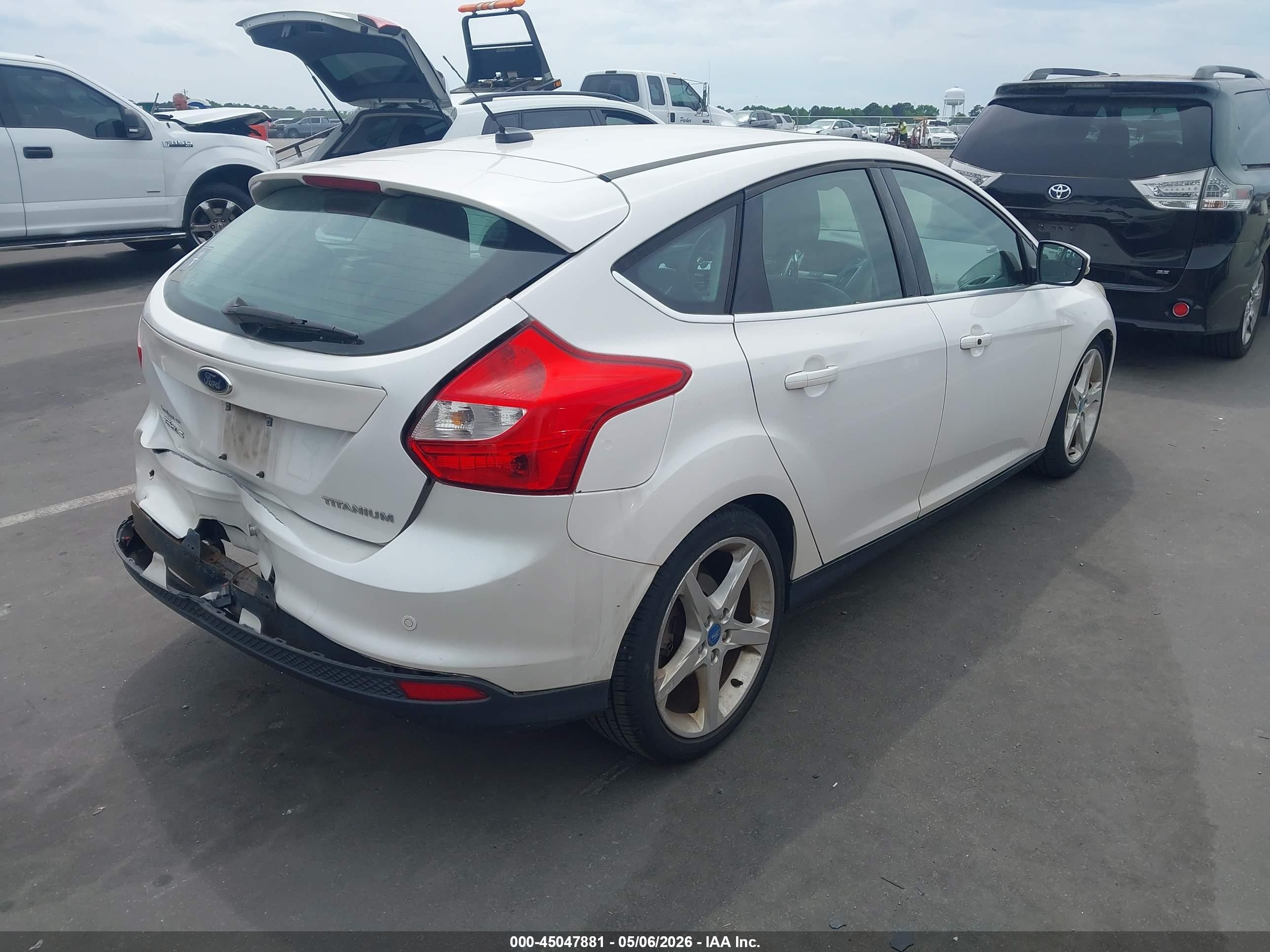 2012 Ford Focus Titanium Белый vin: 1FAHP3N24CL193756