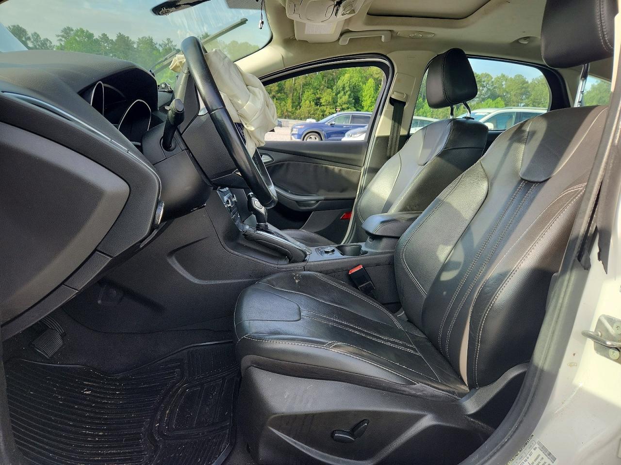 2012 Ford Focus Titanium White vin: 1FAHP3N26CL327456