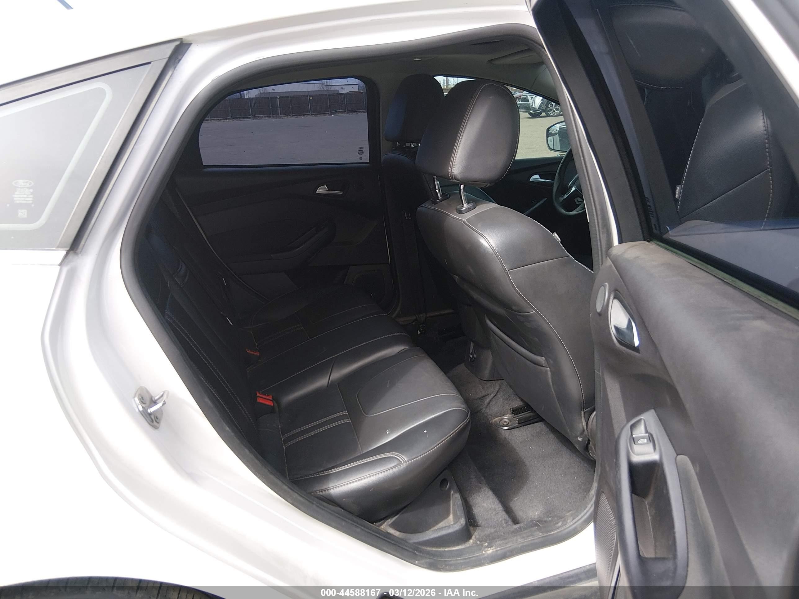 2012 Ford Focus Titanium White vin: 1FAHP3N26CL468351