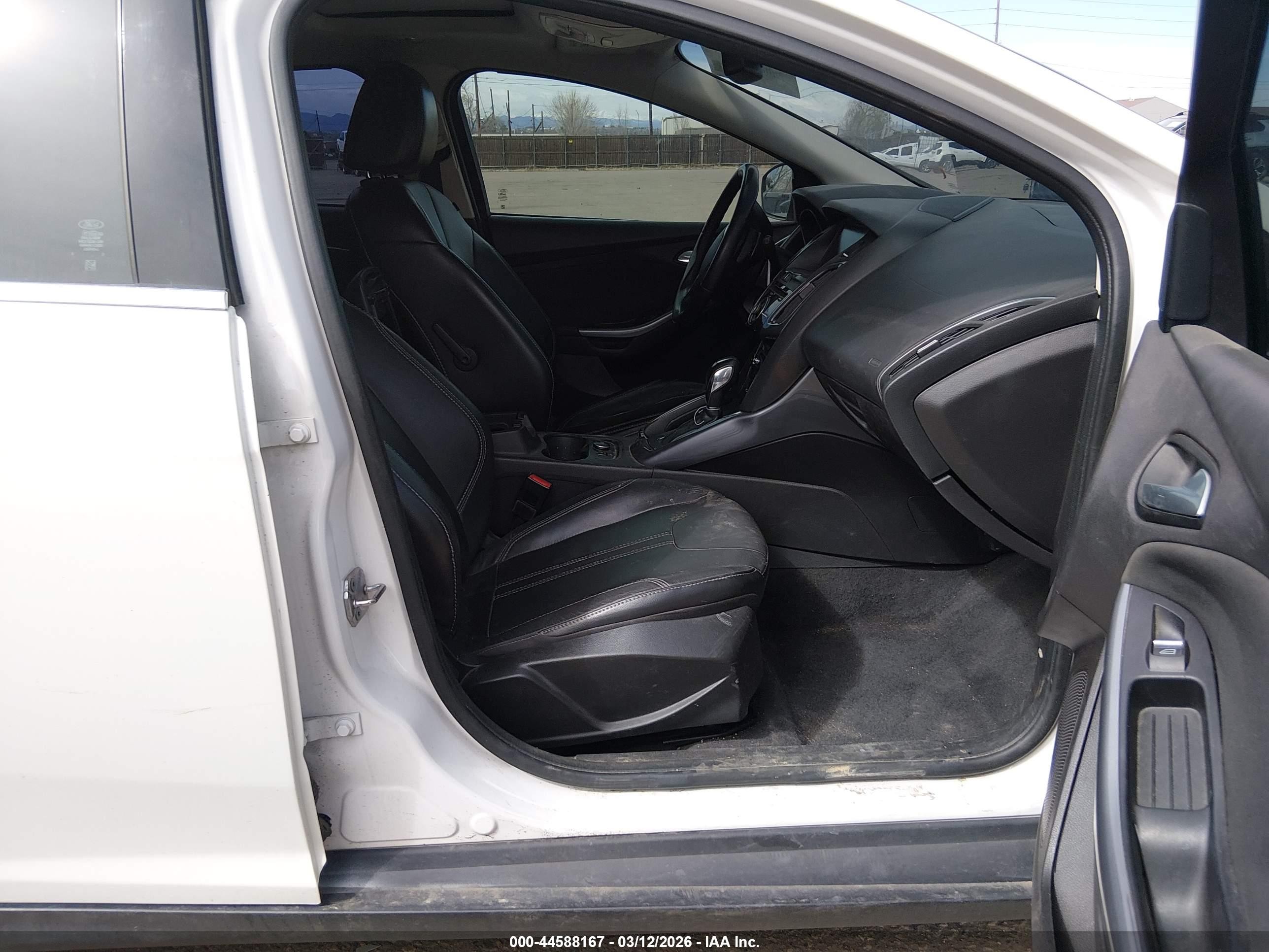 2012 Ford Focus Titanium White vin: 1FAHP3N26CL468351