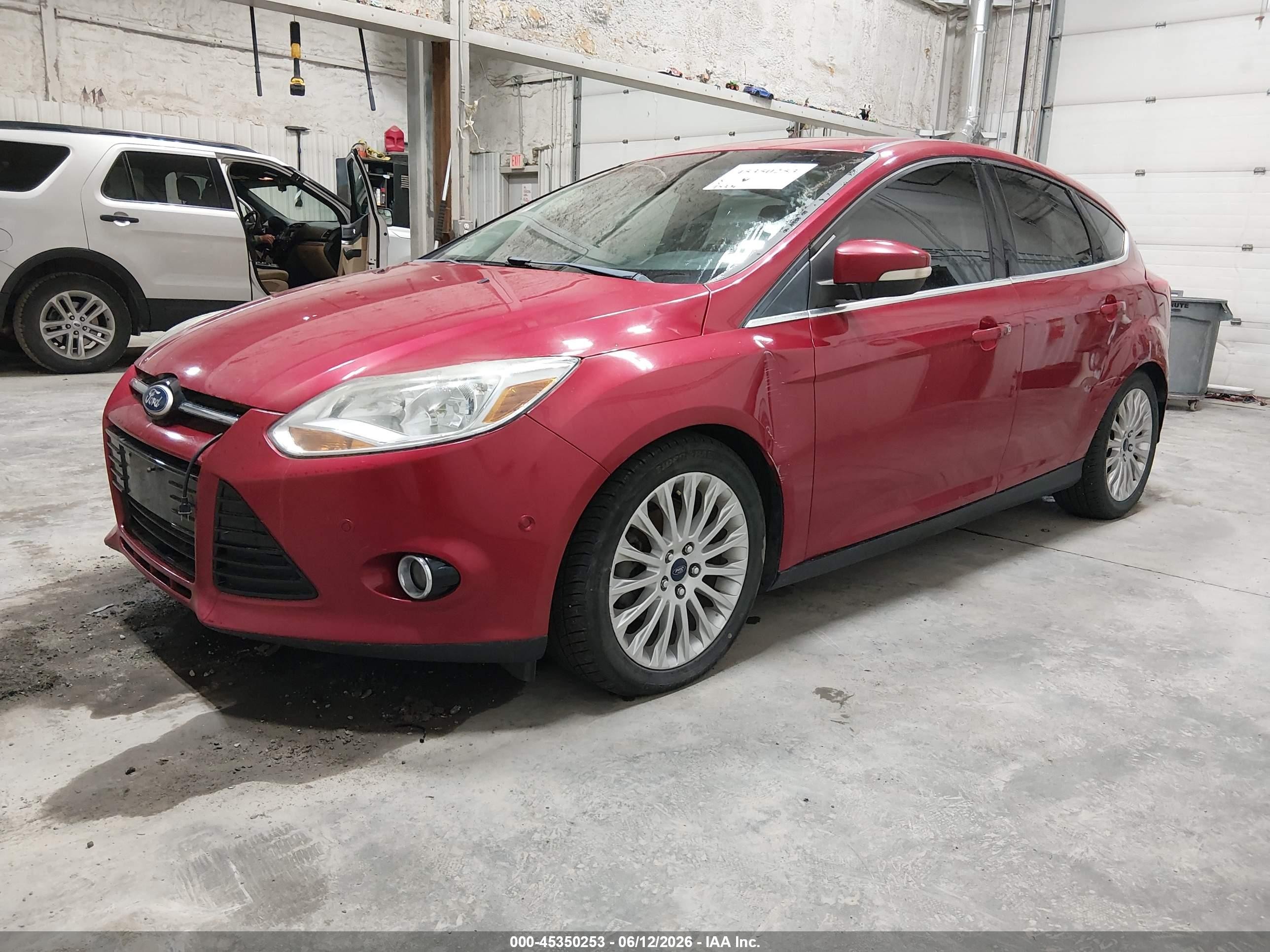 2012 Ford Focus Titanium Красный vin: 1FAHP3N27CL100213
