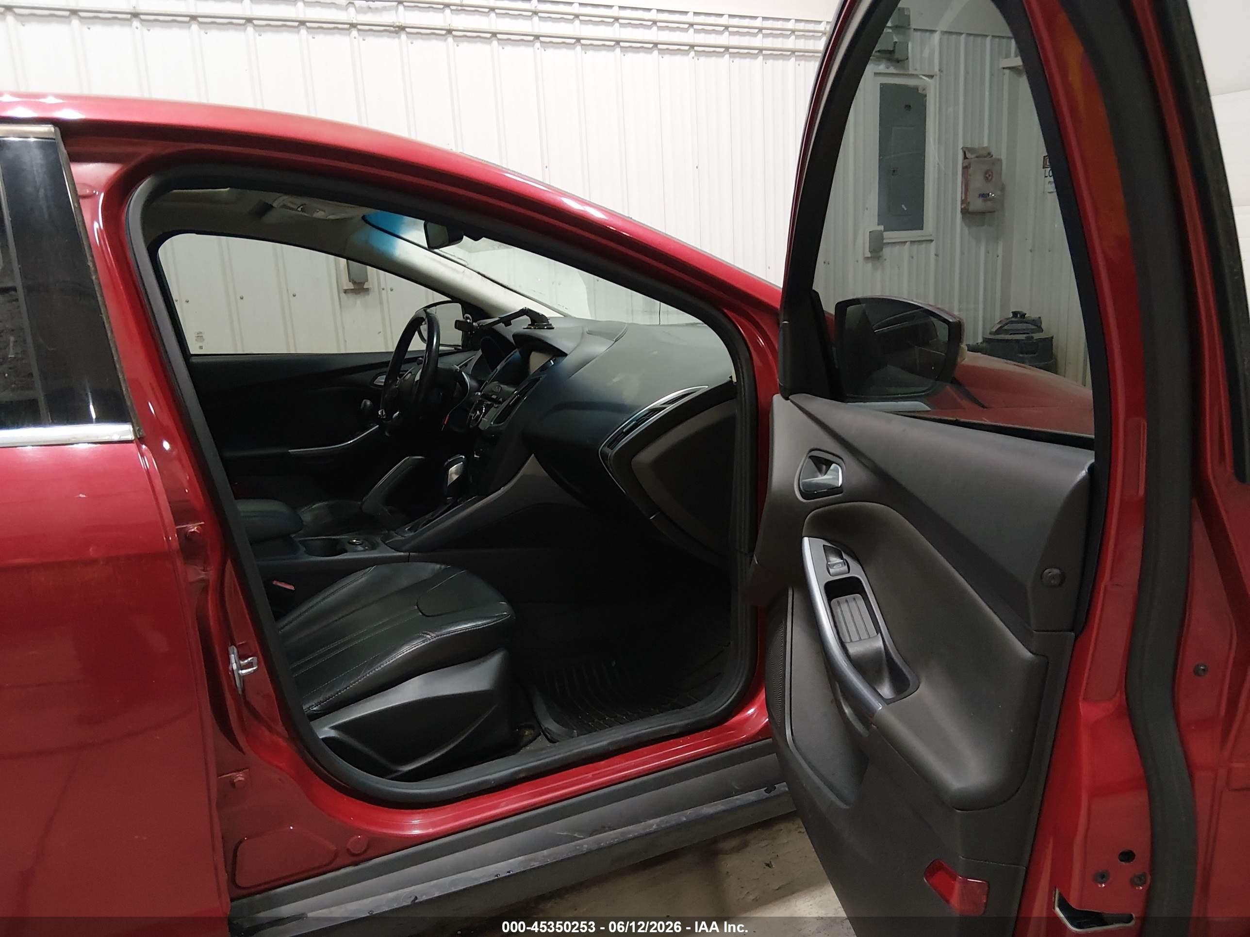 2012 Ford Focus Titanium Красный vin: 1FAHP3N27CL100213