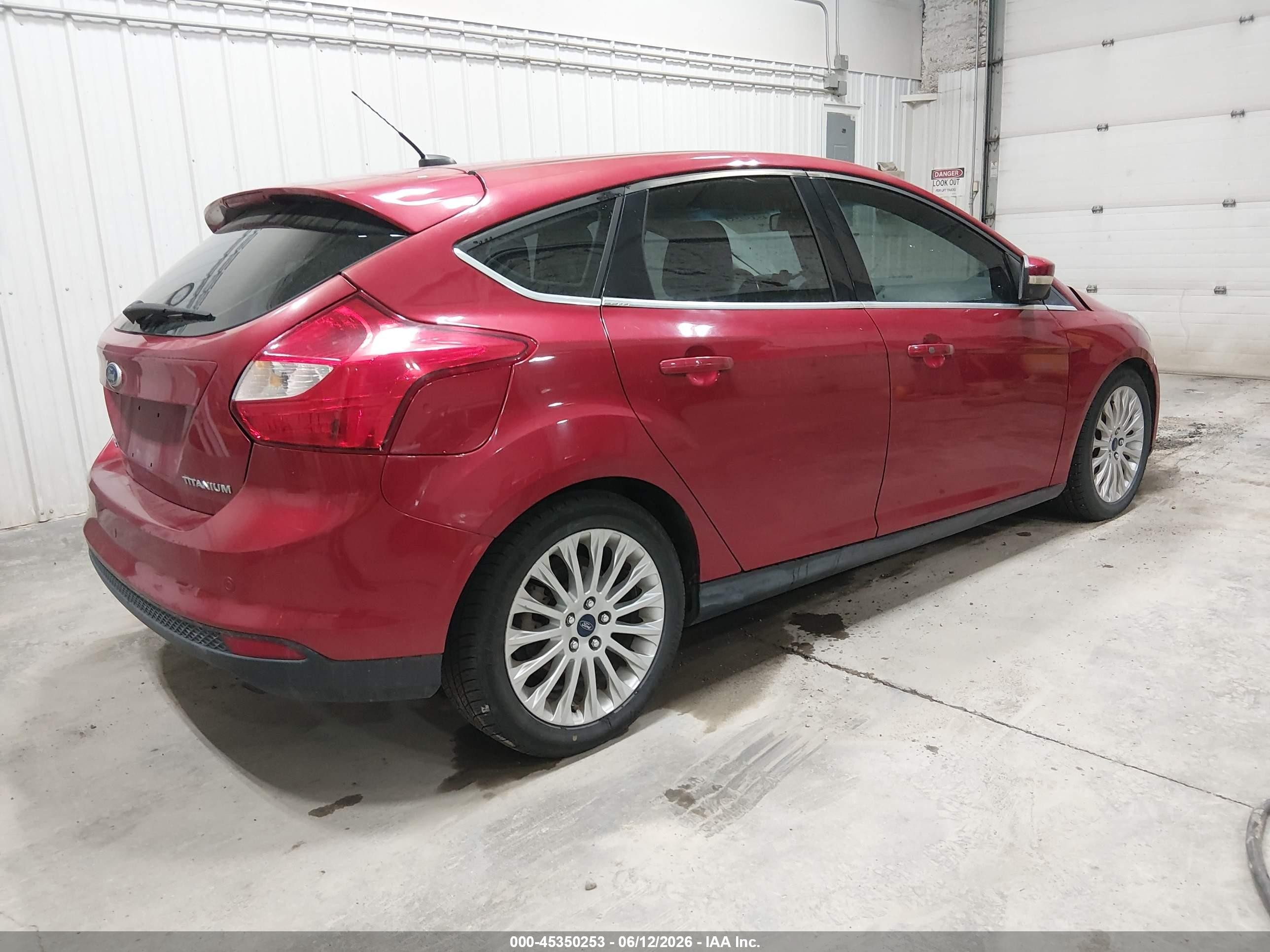 2012 Ford Focus Titanium Красный vin: 1FAHP3N27CL100213