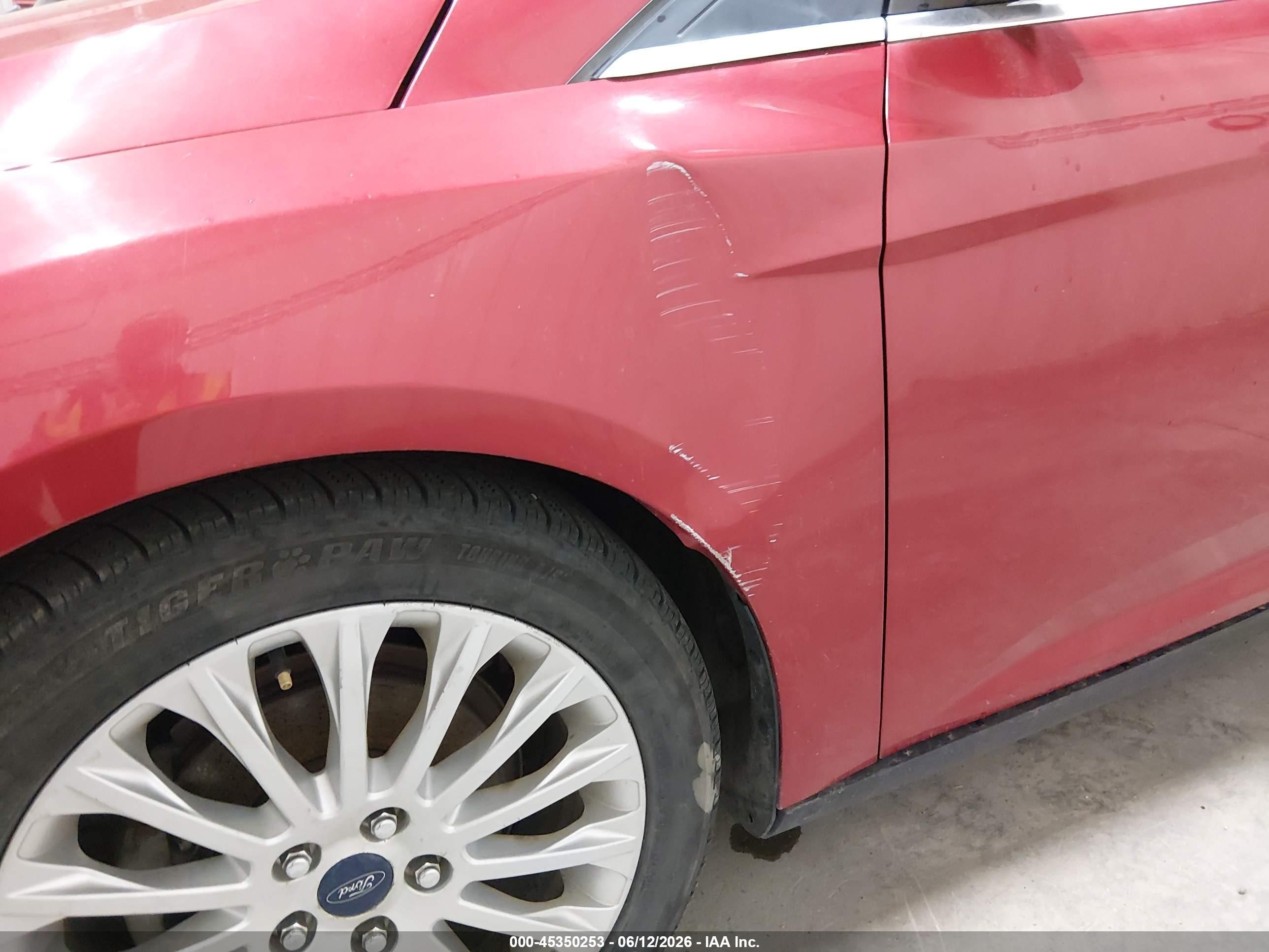 2012 Ford Focus Titanium Красный vin: 1FAHP3N27CL100213