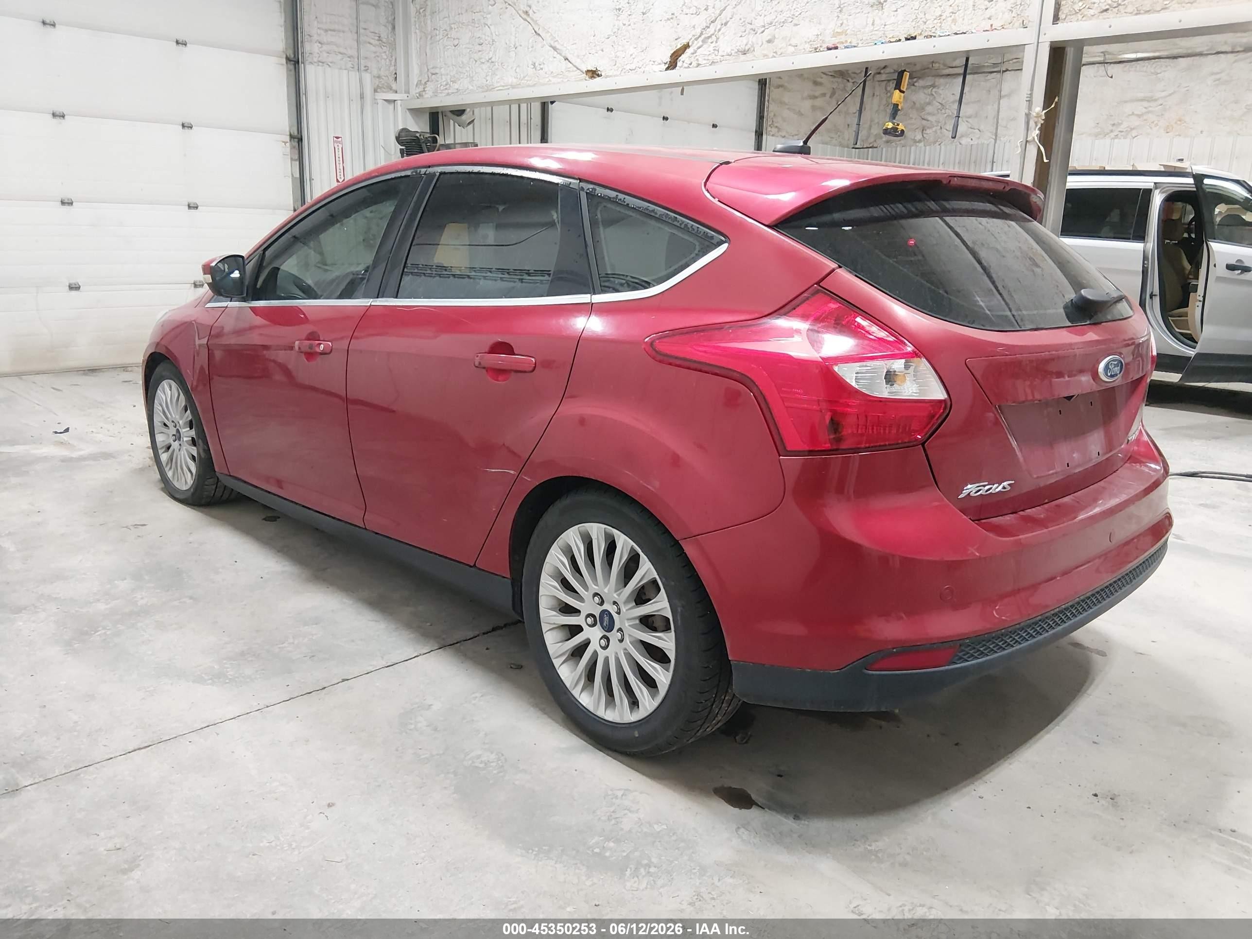 2012 Ford Focus Titanium Красный vin: 1FAHP3N27CL100213