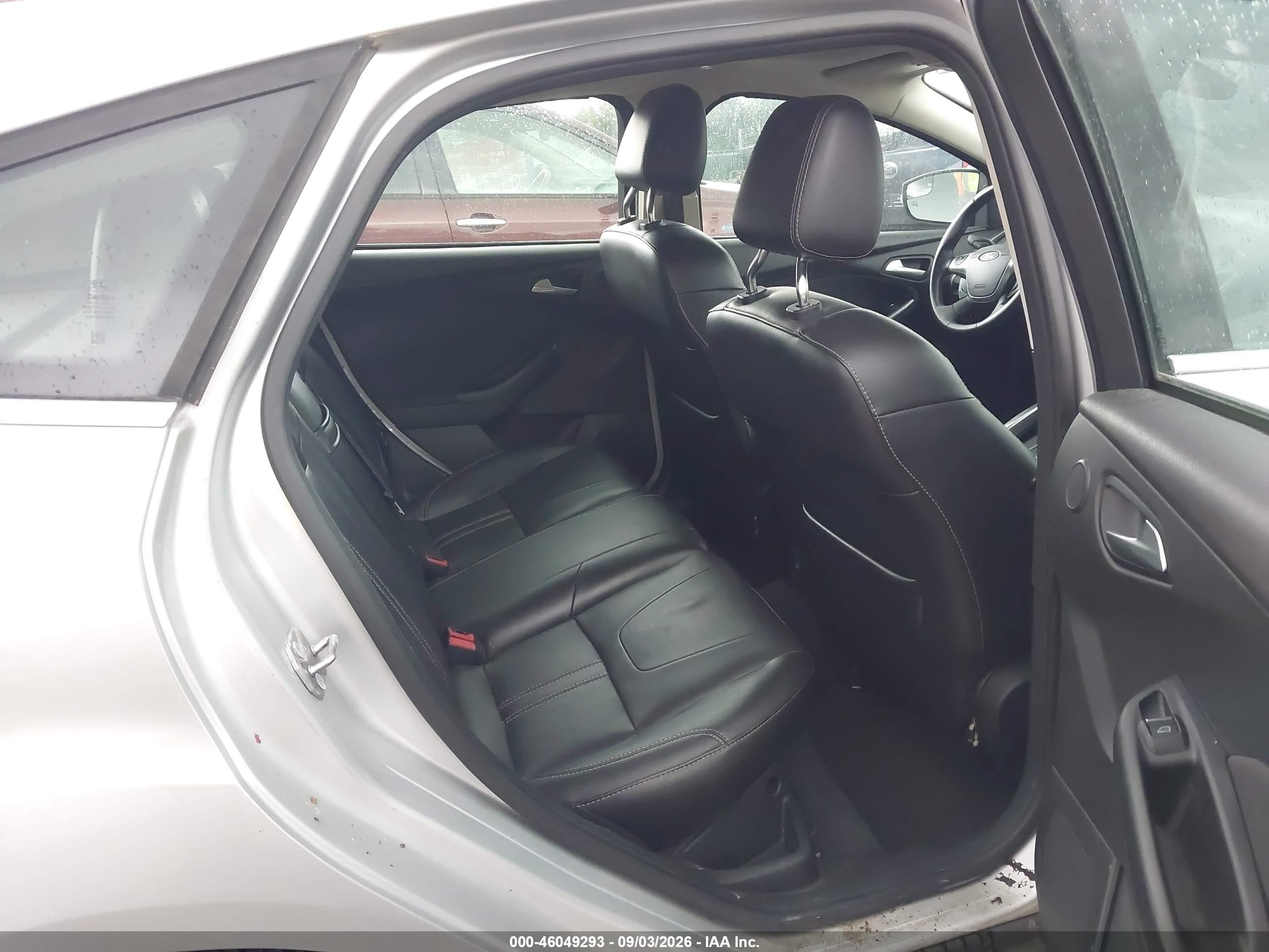 2012 Ford Focus Titanium Серебряный vin: 1FAHP3N2XCL298835