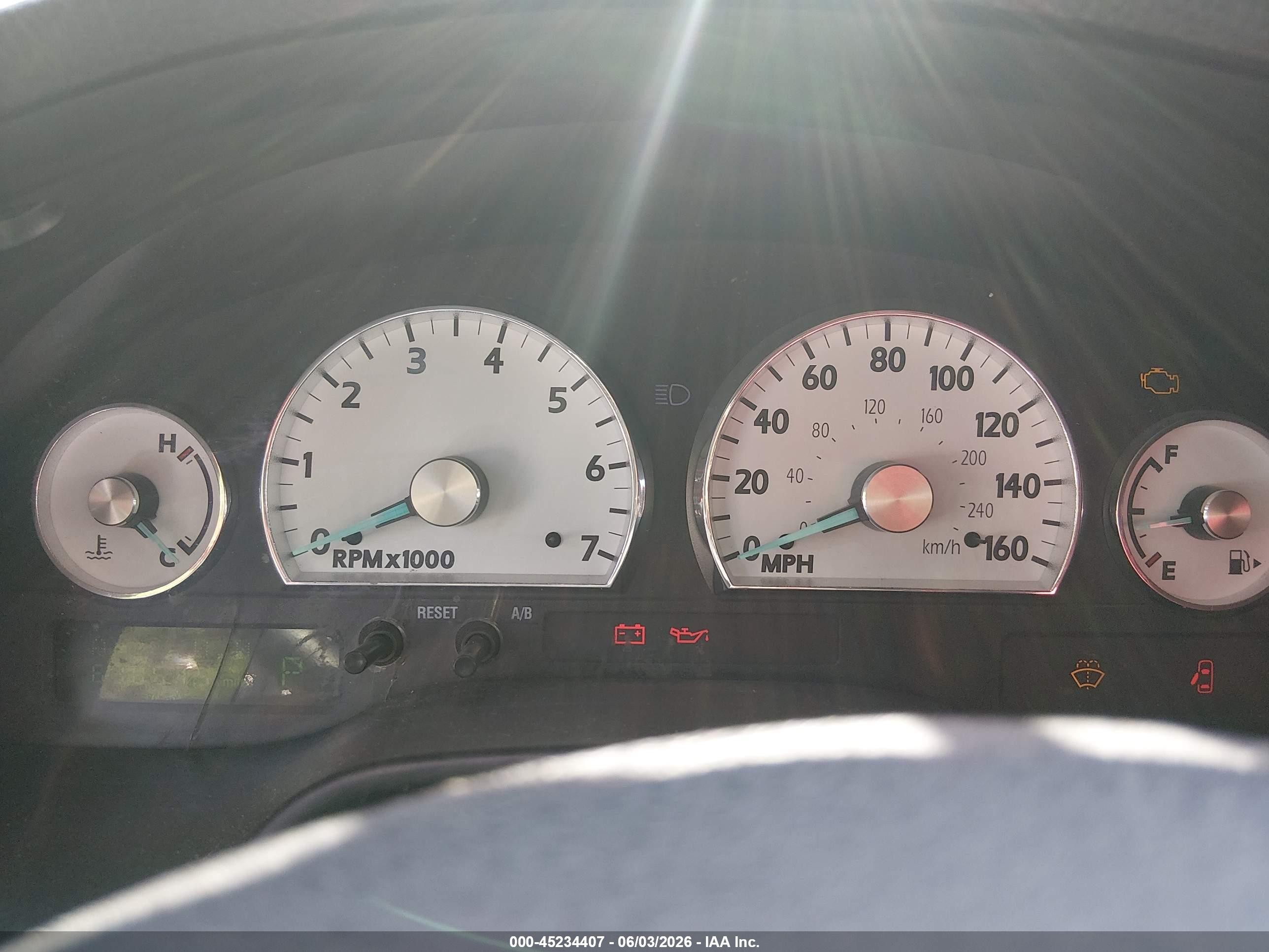 2003 Ford Thunderbird   Red vin: 1FAHP60A23Y101644