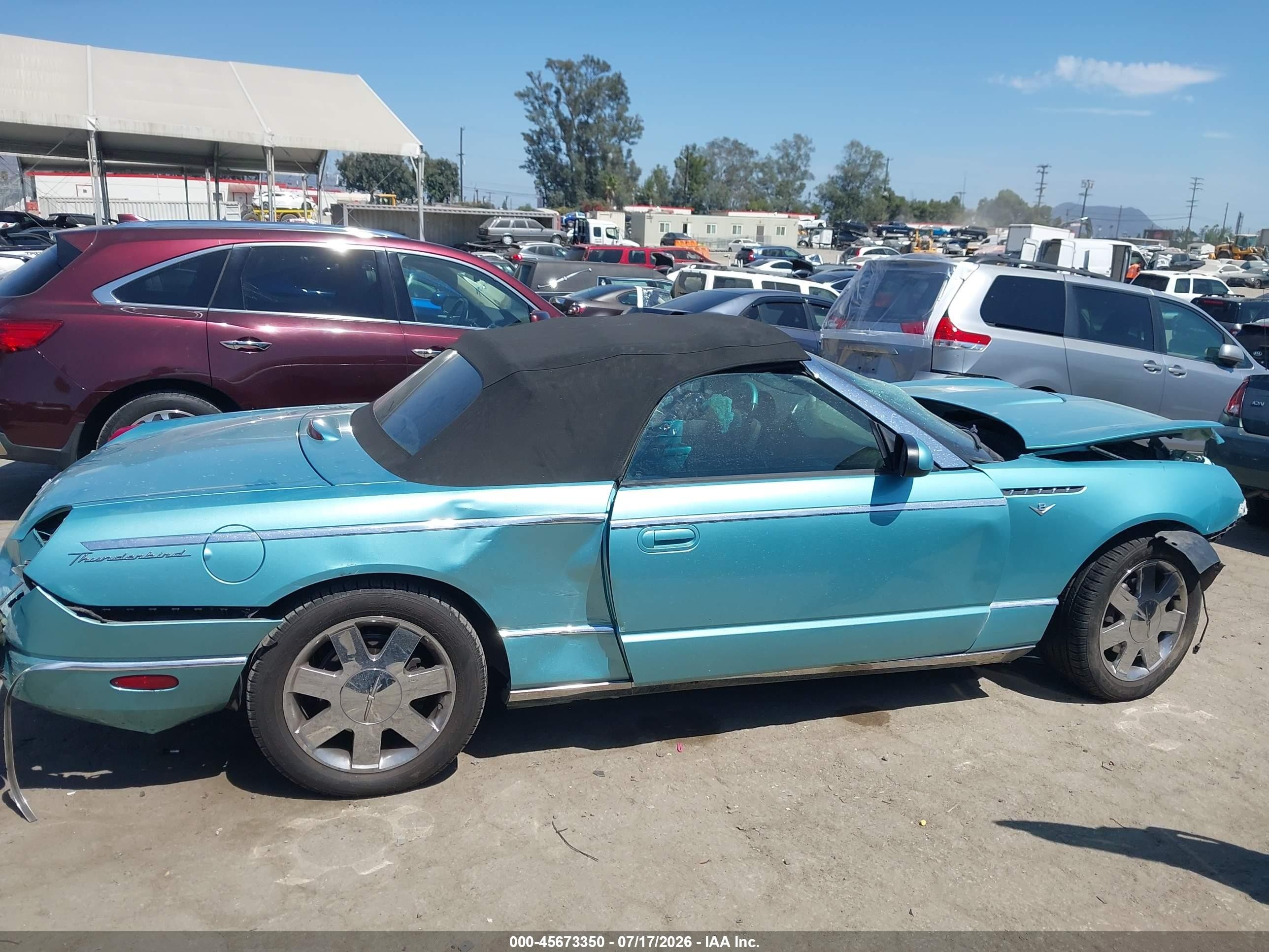 2002 Ford Thunderbird Deluxe/premium/w/hardtop Deluxe/w/hardtop Premium Light Blue vin: 1FAHP60A82Y109665