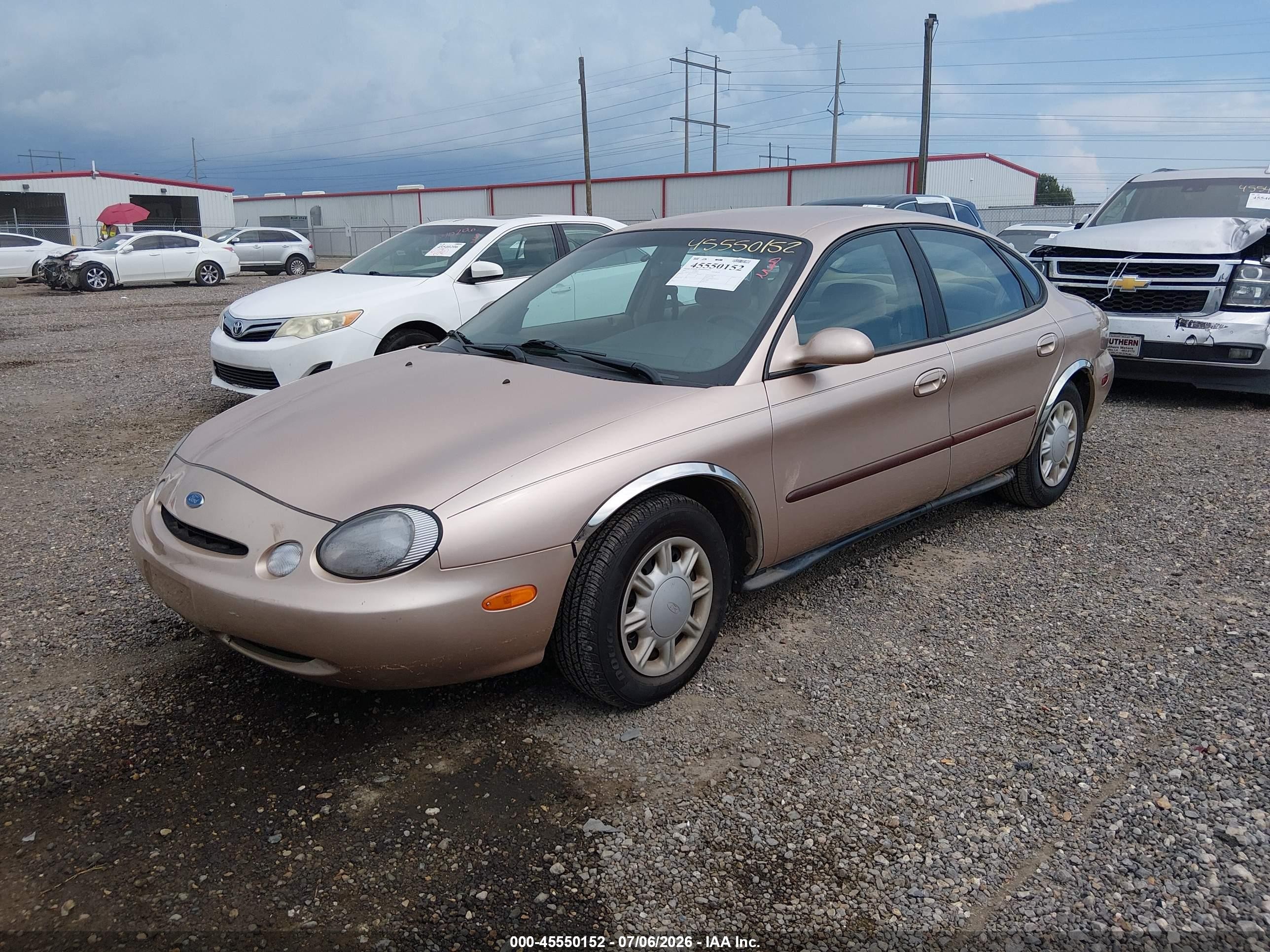 1997 Ford Taurus Gl Золотой vin: 1FALP52U2VA265421