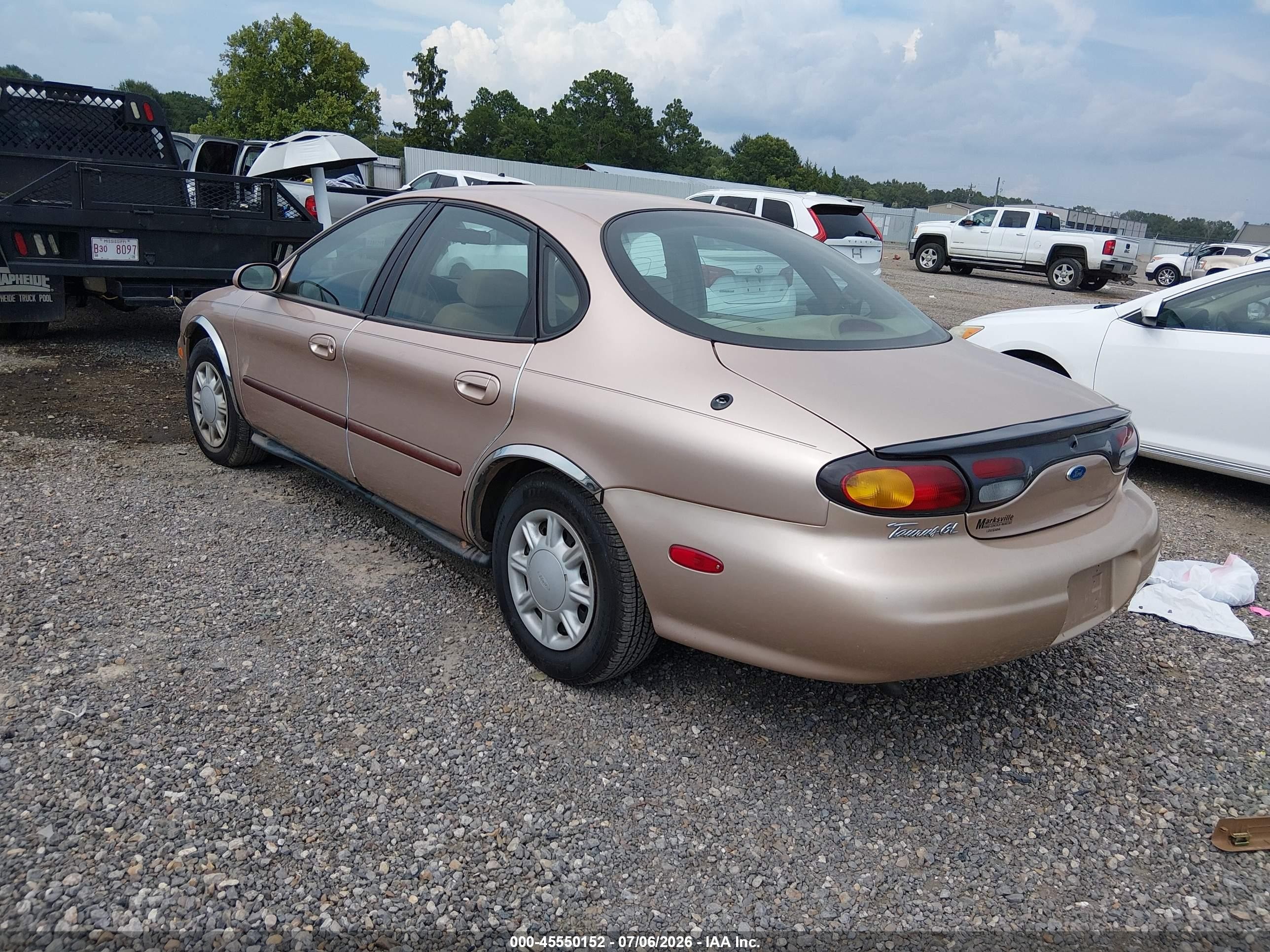 1997 Ford Taurus Gl Золотой vin: 1FALP52U2VA265421