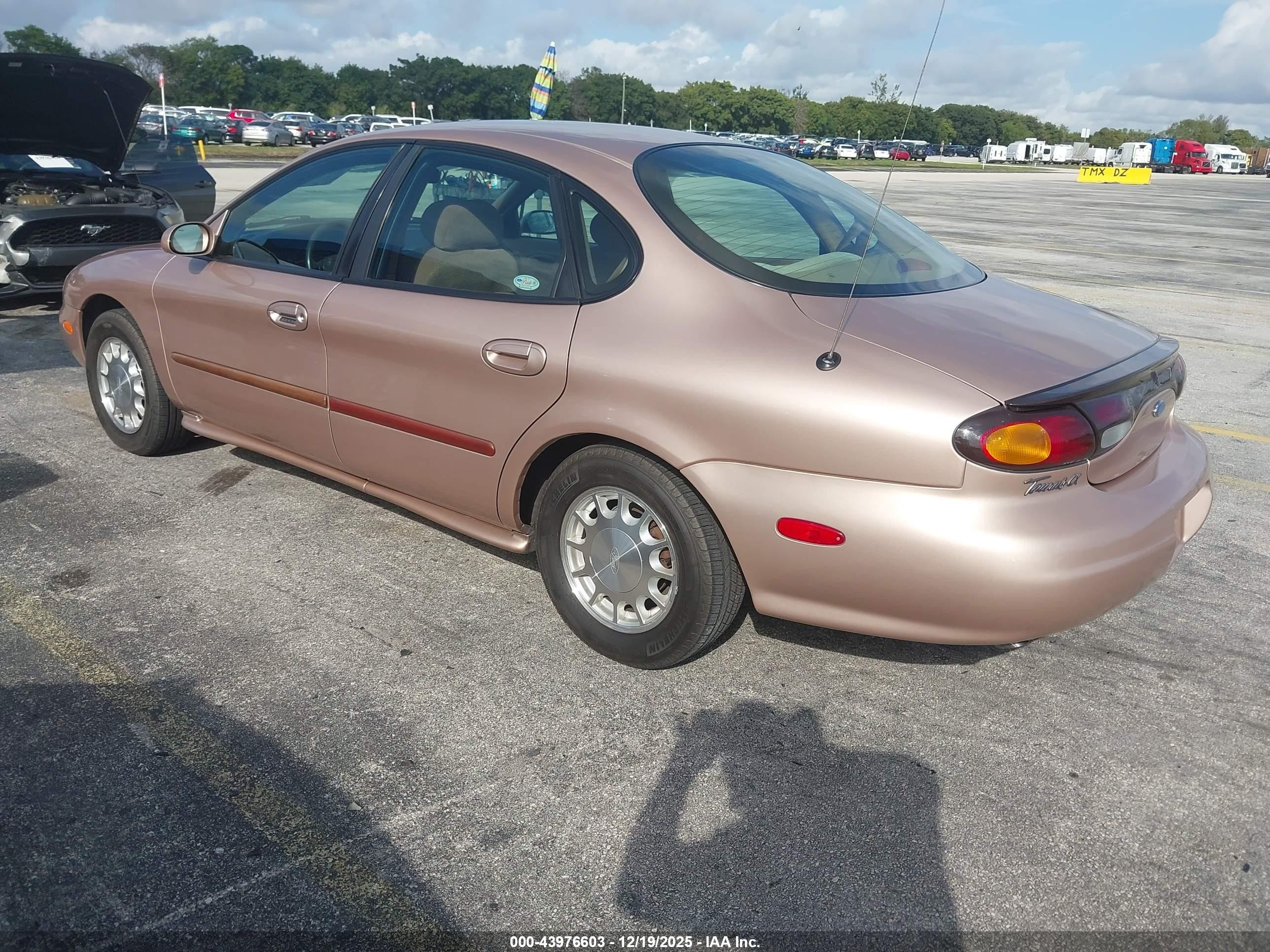 1996 Ford Taurus Lx Champagne vin: 1FALP53S0TA196500